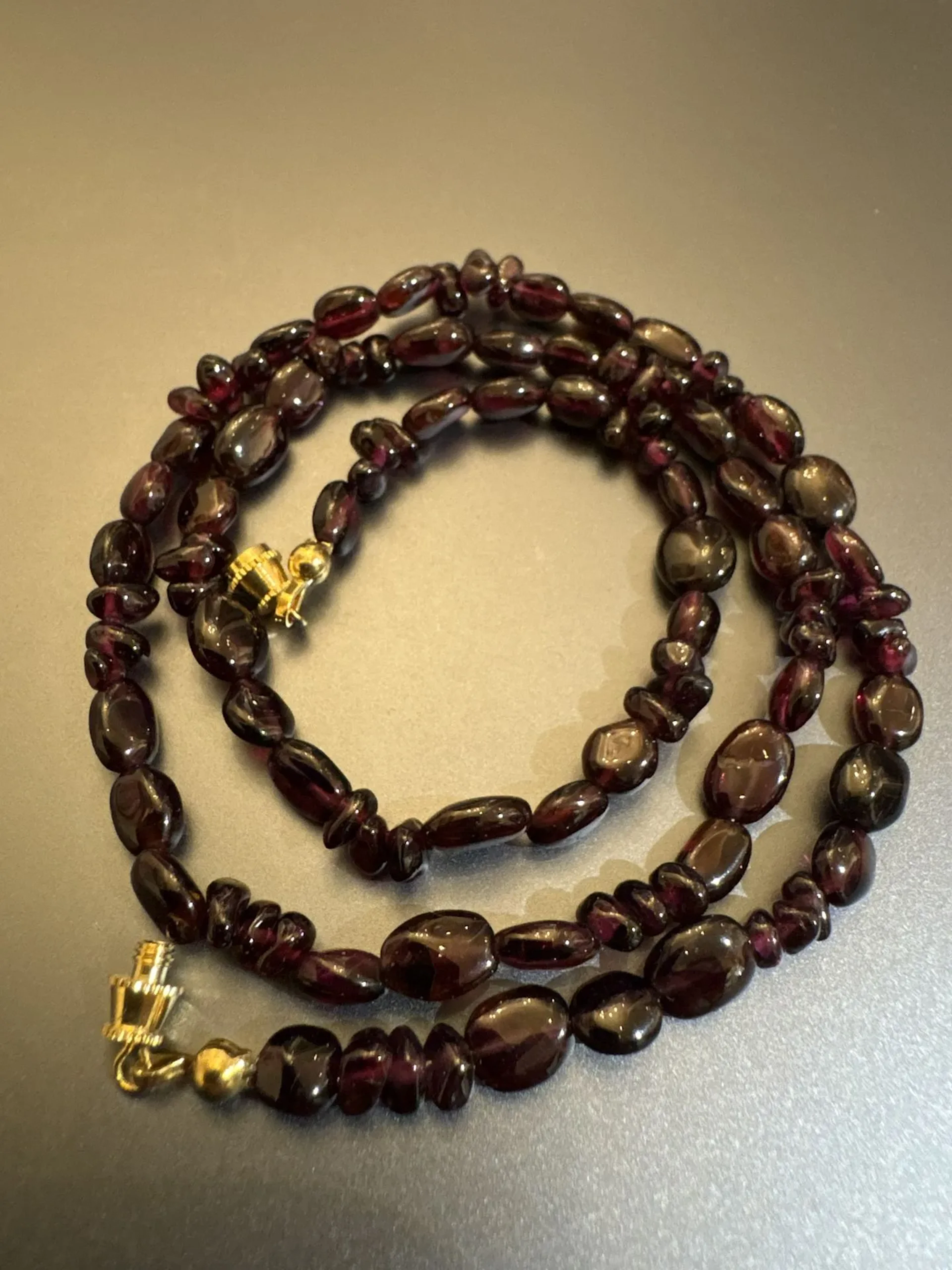 Collier de galets de grenats polis, fermoir métal doré. Long - Lot 65
