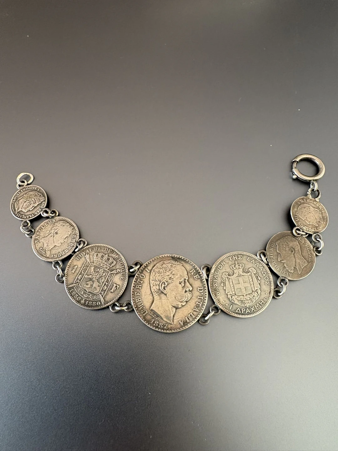 Fin XIXe siècle. SOUVENIR ROYAL. Bracelet souvenir en argent - Lot 134