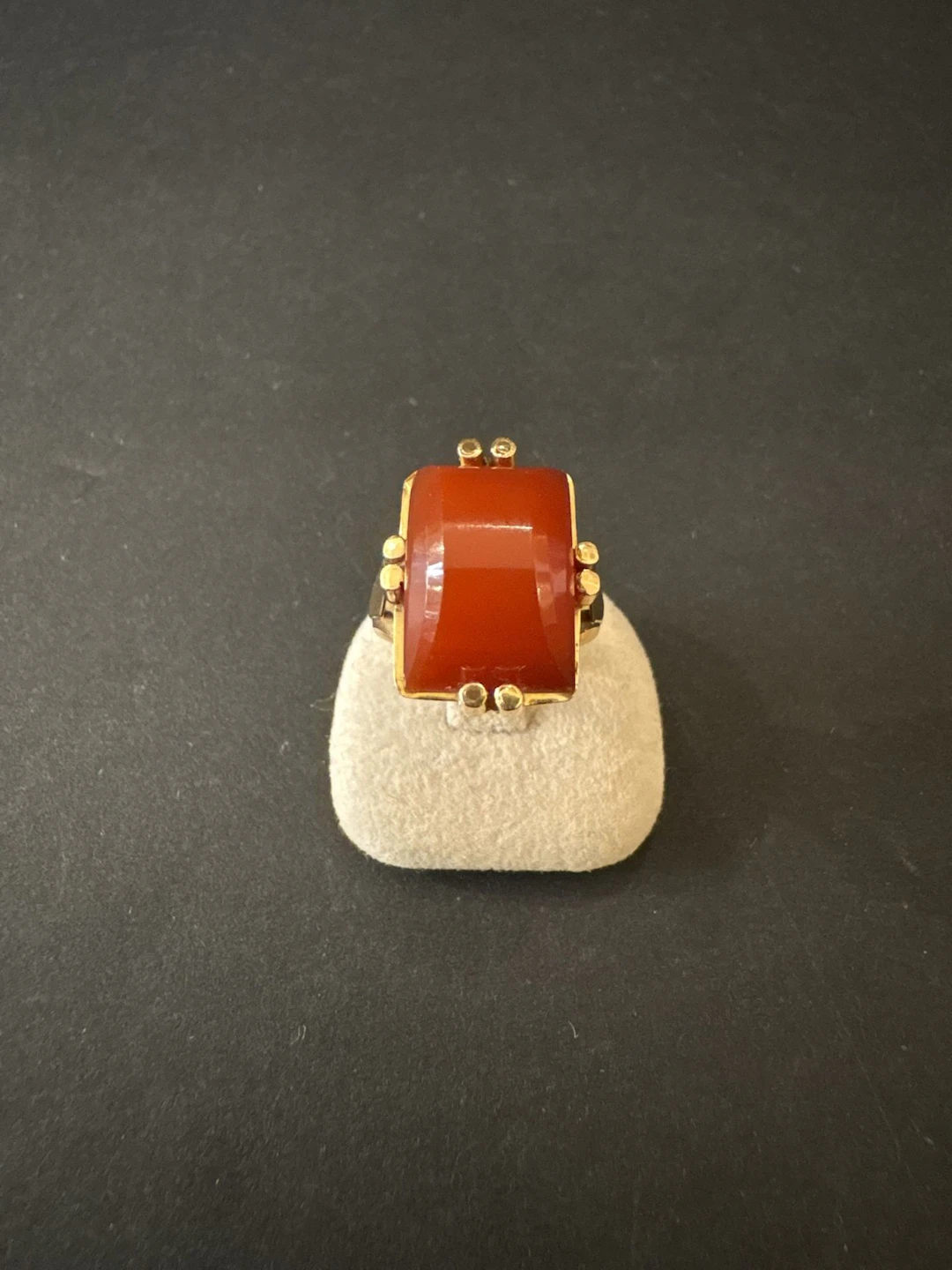 Ancienne bague en or jaune 750°/°° et cornaline, le motif me - Lot 15