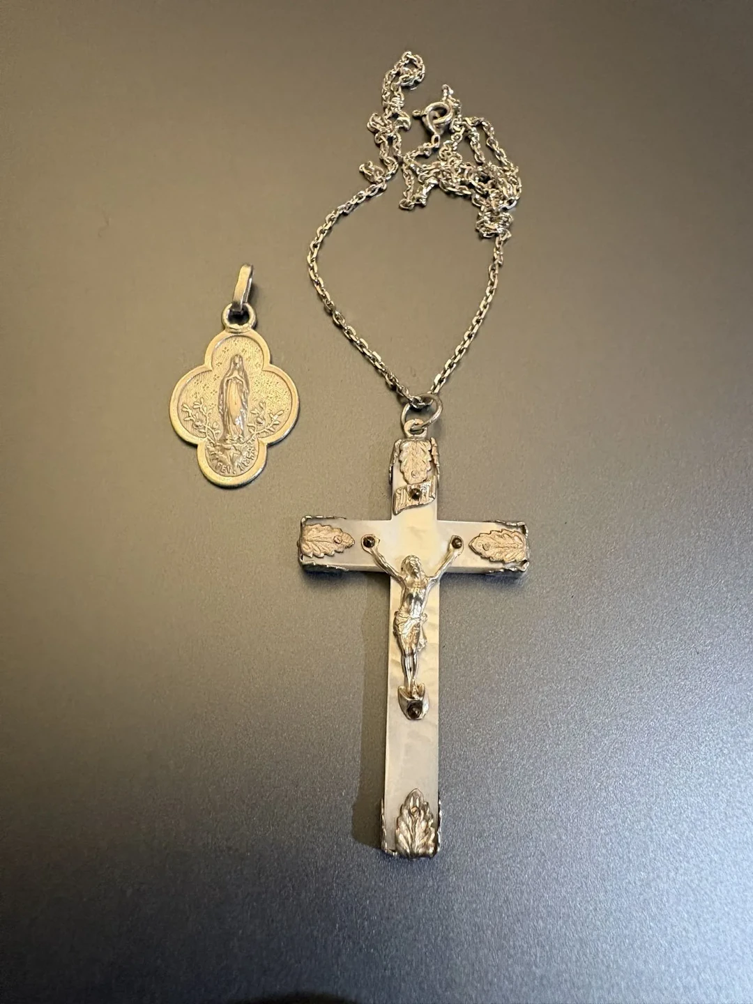 Croix, médaille et chaîne en argent 800°/°°. Longueur chaîne - Lot 52