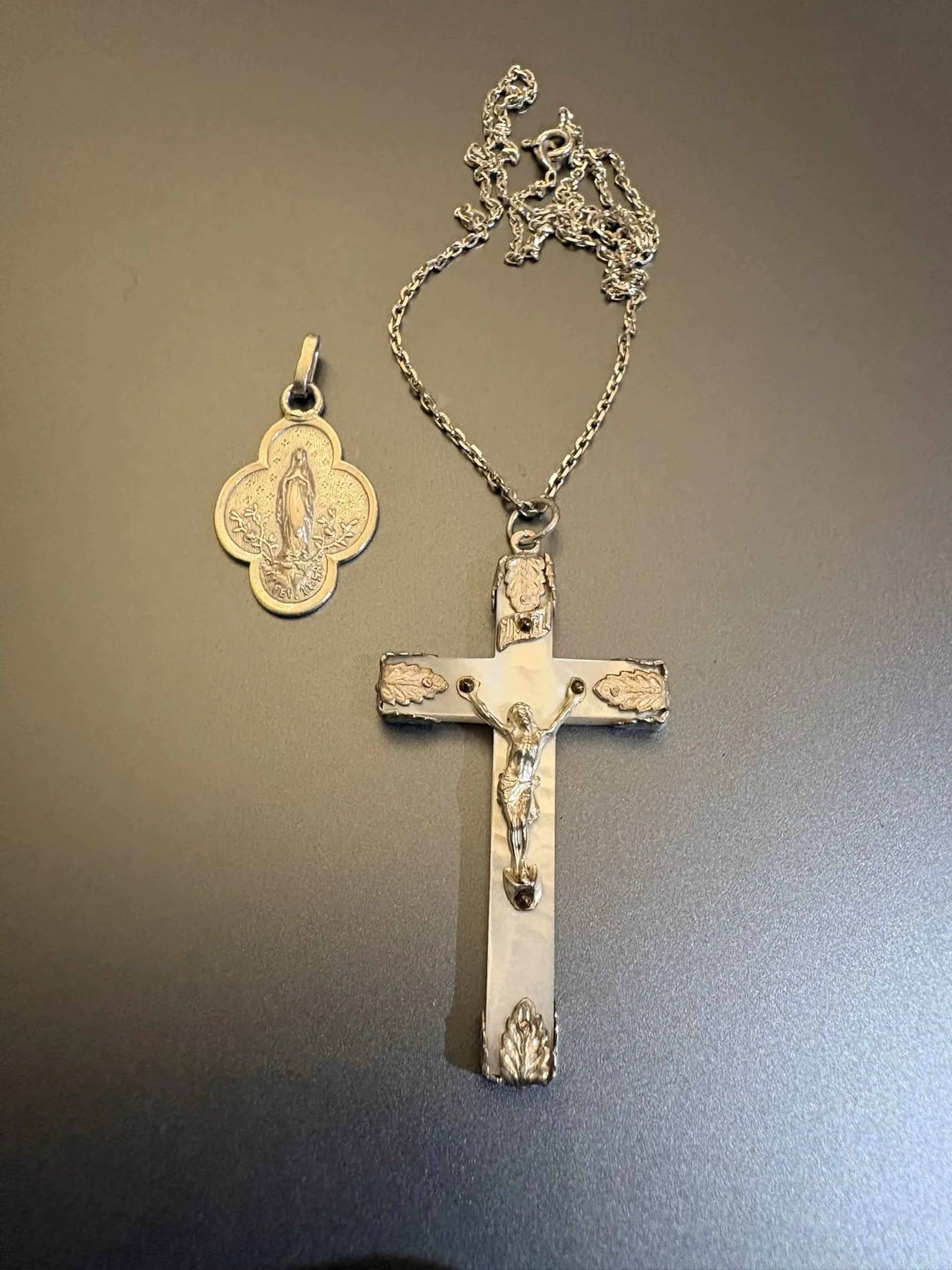Croix, médaille et chaîne en argent 800°/°°. Longueur chaîne - Lot 52