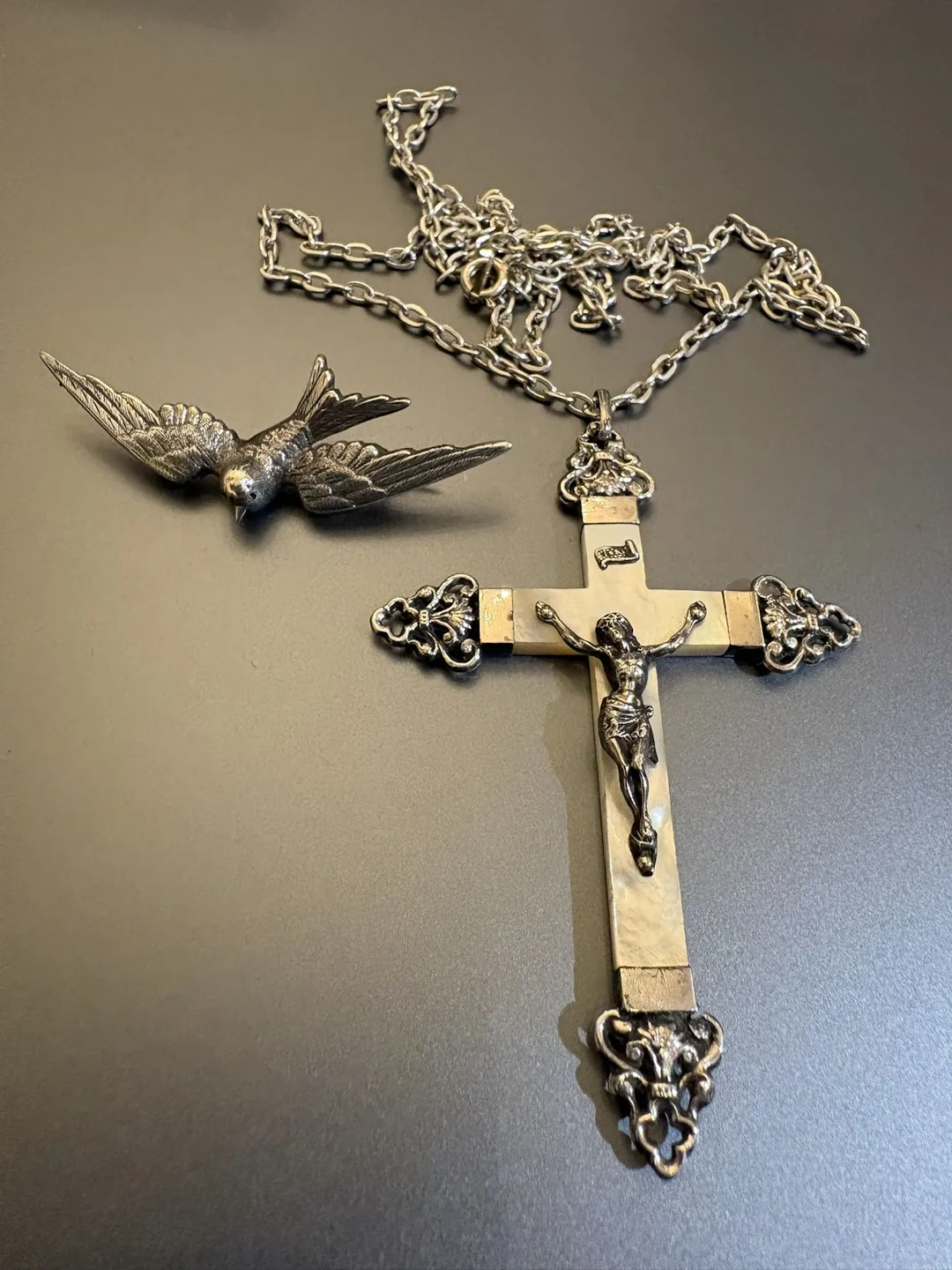 Broche, croix et chaîne en métal argenté. - Lot 45