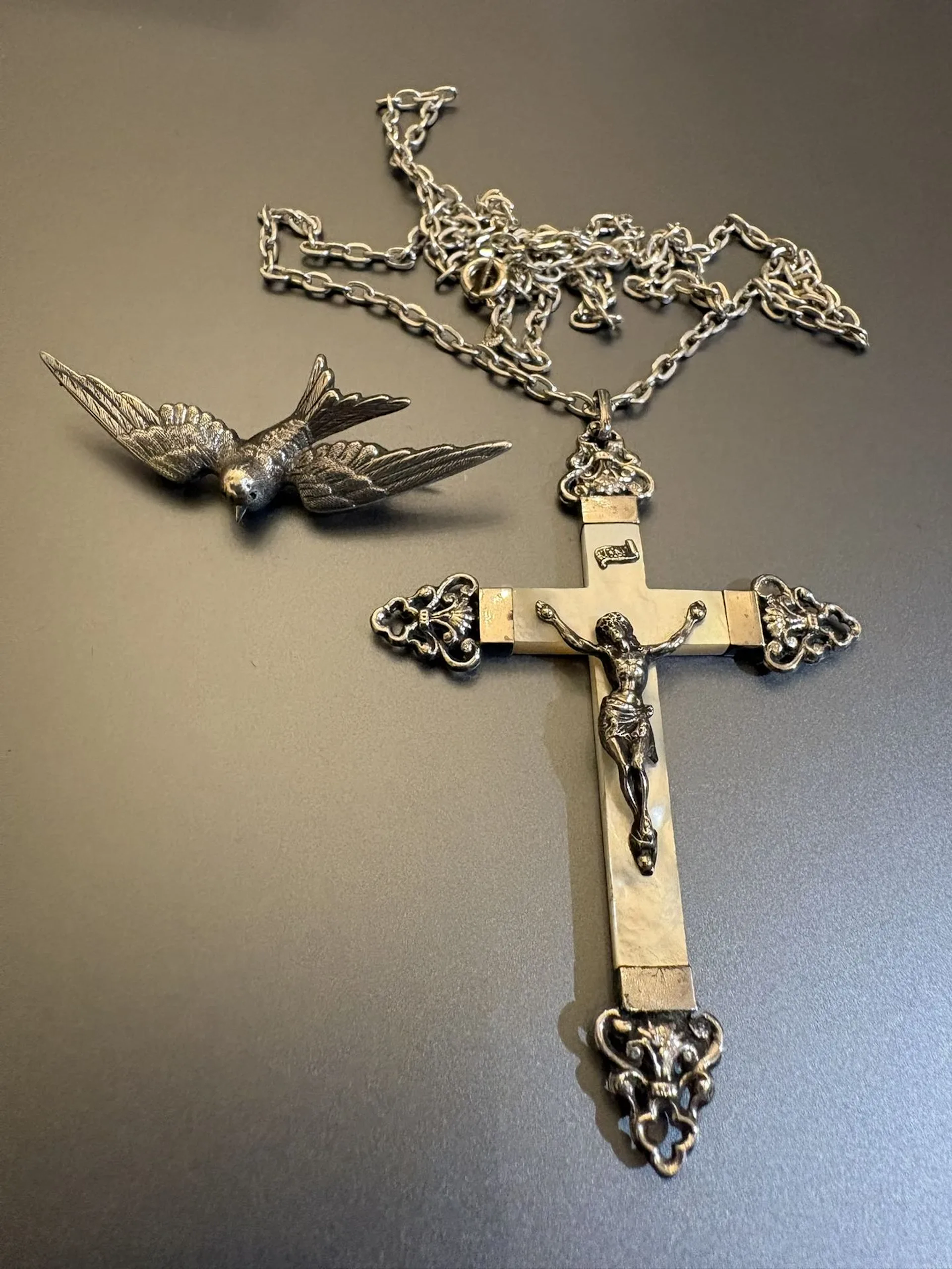 Broche, croix et chaîne en métal argenté. - Lot 45
