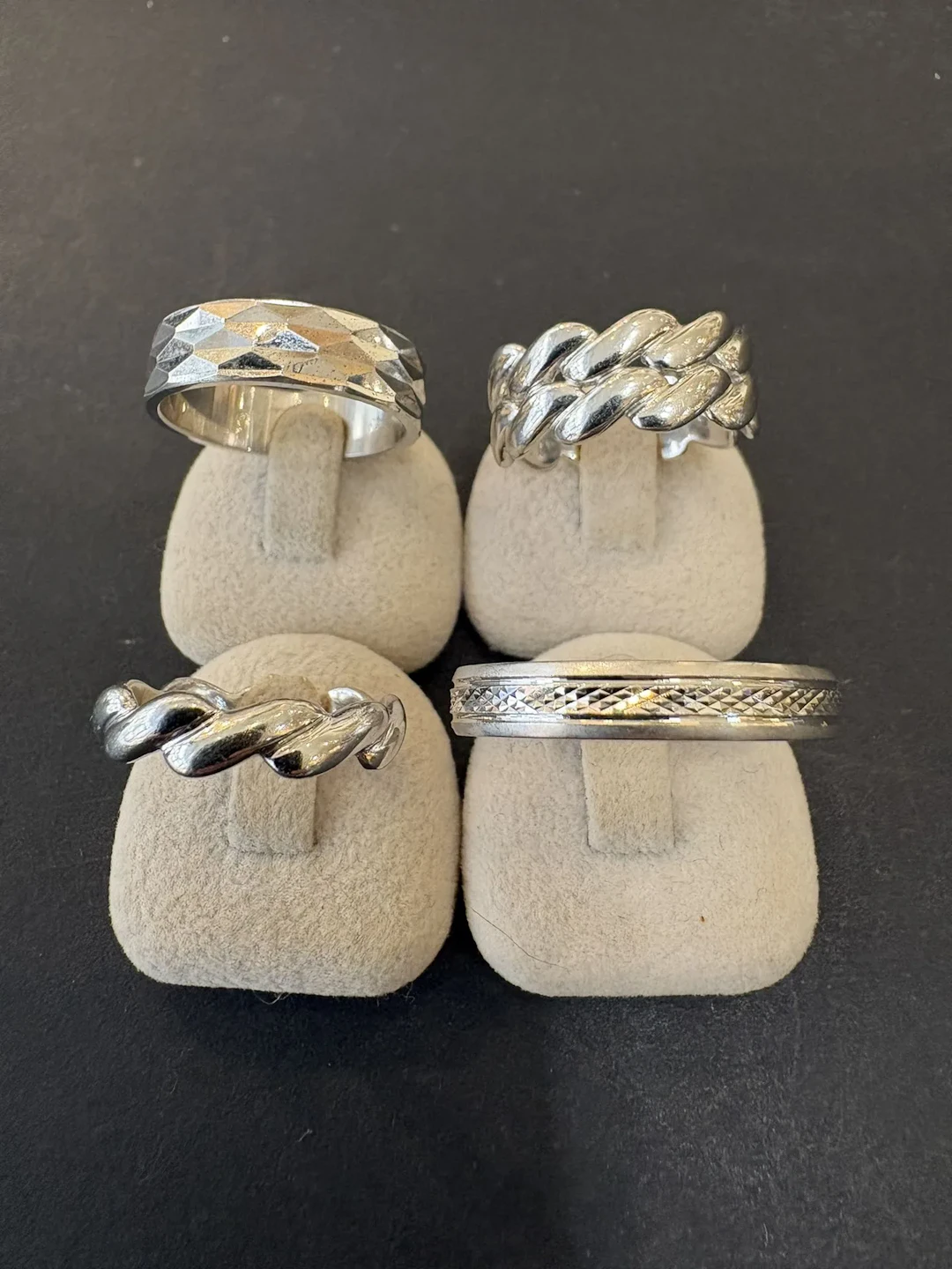 Quatre bagues en argent 925°/°°. Tailles : 66-52-56-53; Poid - Lot 82
