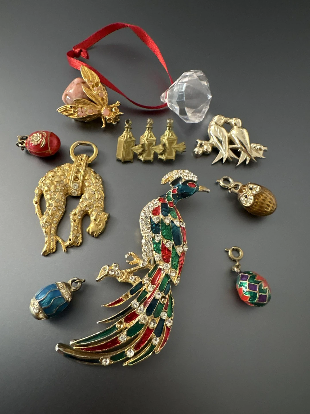 Lot bijoux fantaisie comprenant 6 pendentifs et 4 broches, a - Lot 170