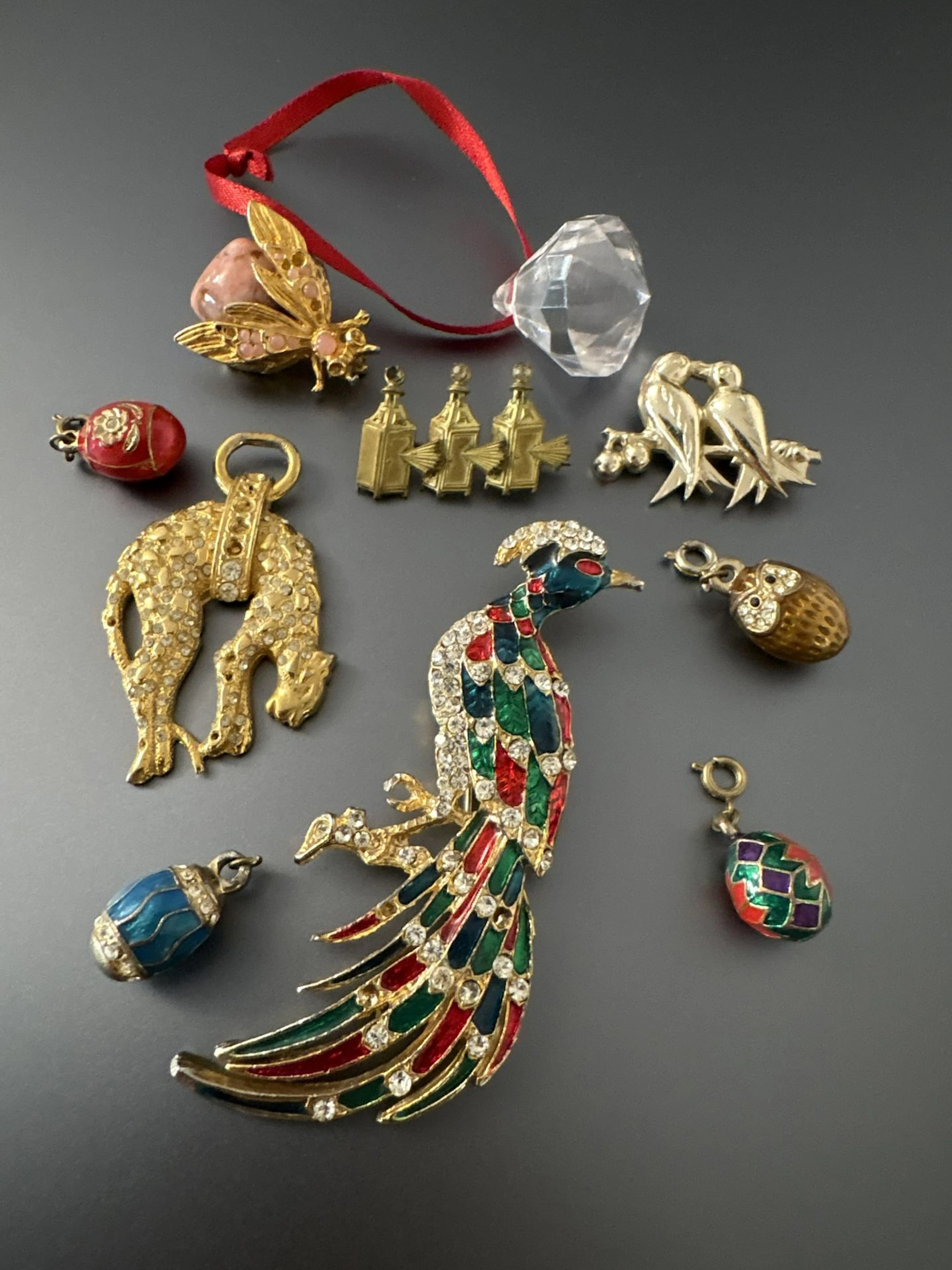 Lot bijoux fantaisie comprenant 6 pendentifs et 4 broches, a - Lot 170