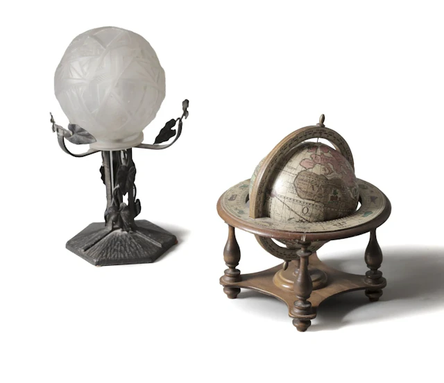 Lot comprenant une lampe à poser en métal à décor de feuilla - Lot 393