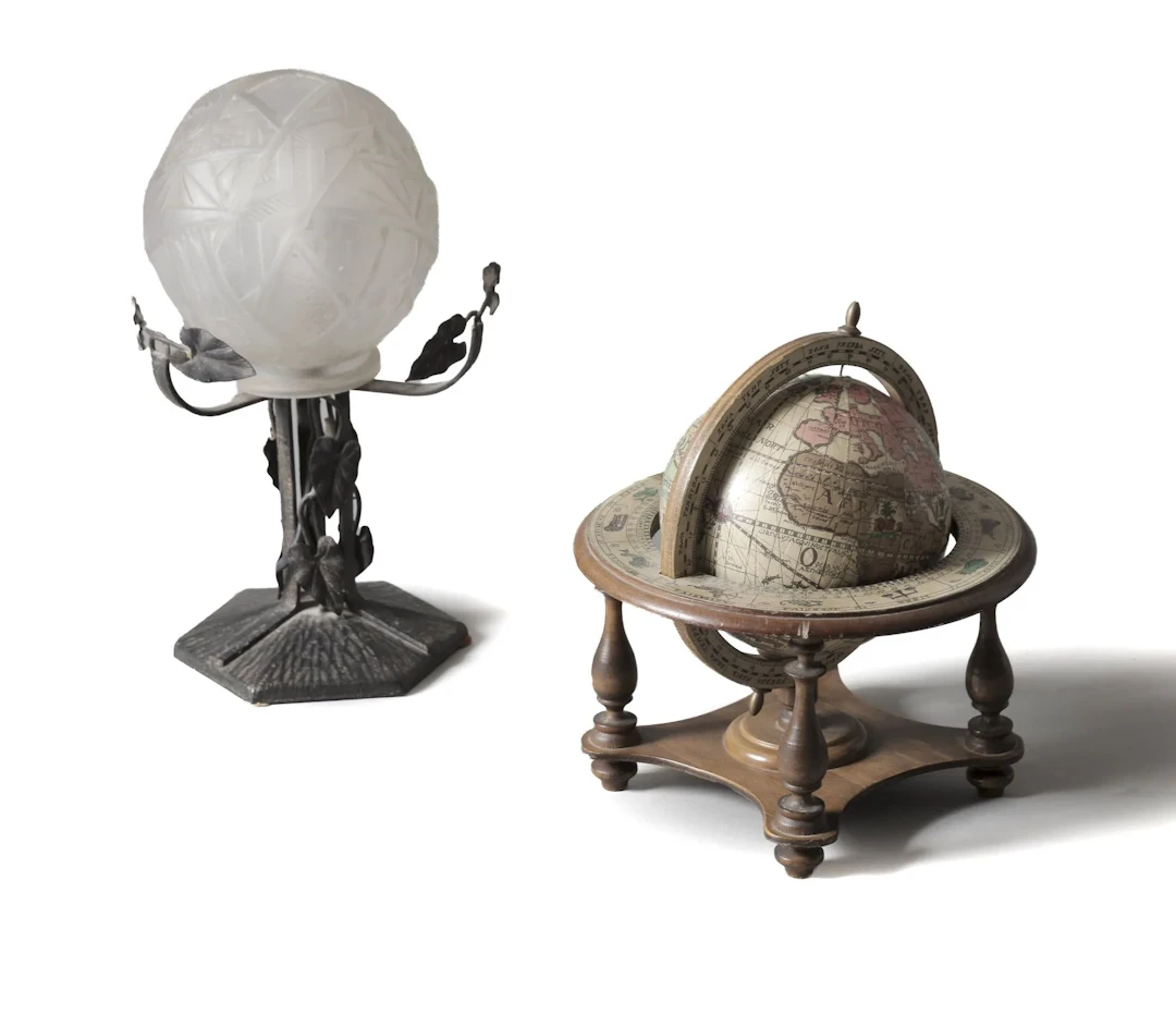 Lot comprenant une lampe à poser en métal à décor de feuilla - Lot 393