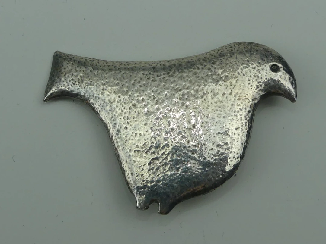 MATIERE PREMIERE Paris. Broche oiseau en bronze argenté mart - Lot 364
