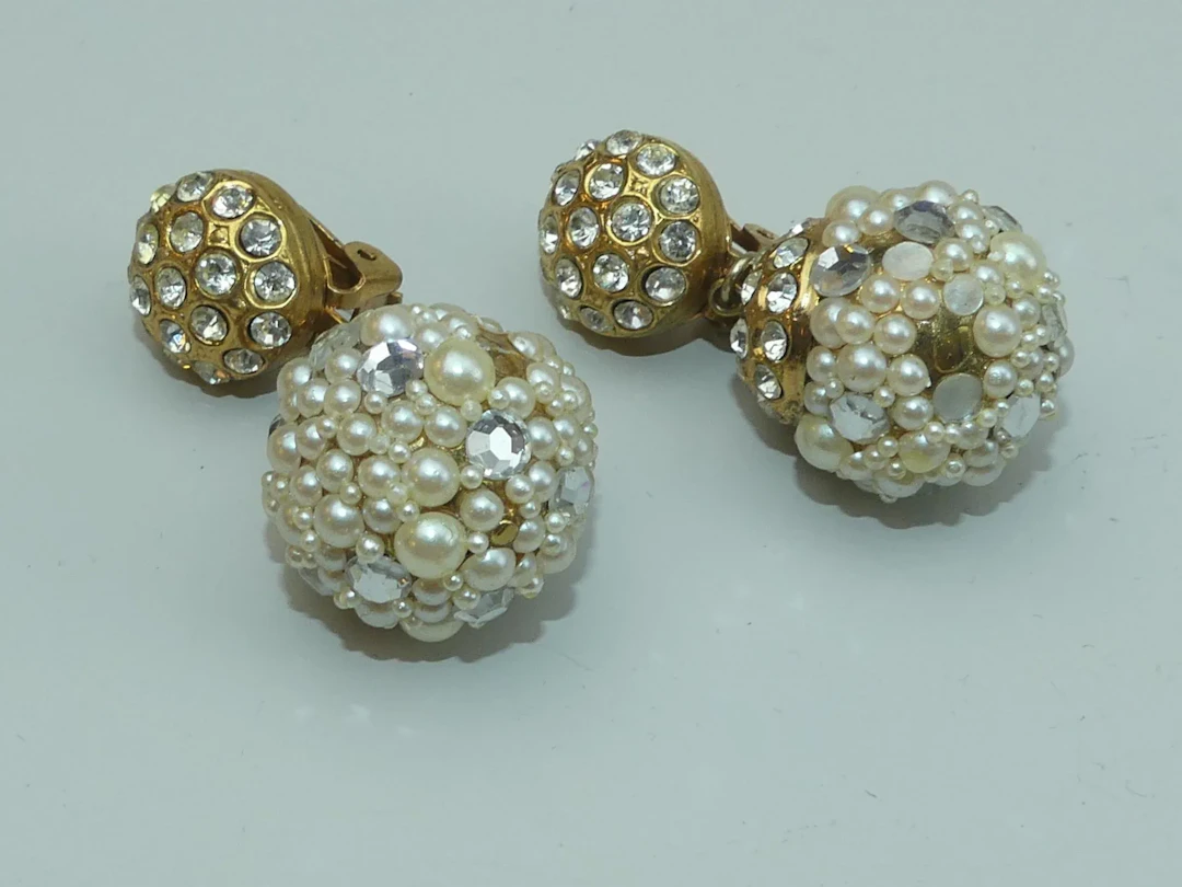ROSSI Bijoux. Paire de boucles d'oreilles en métal doré orné - Lot 378