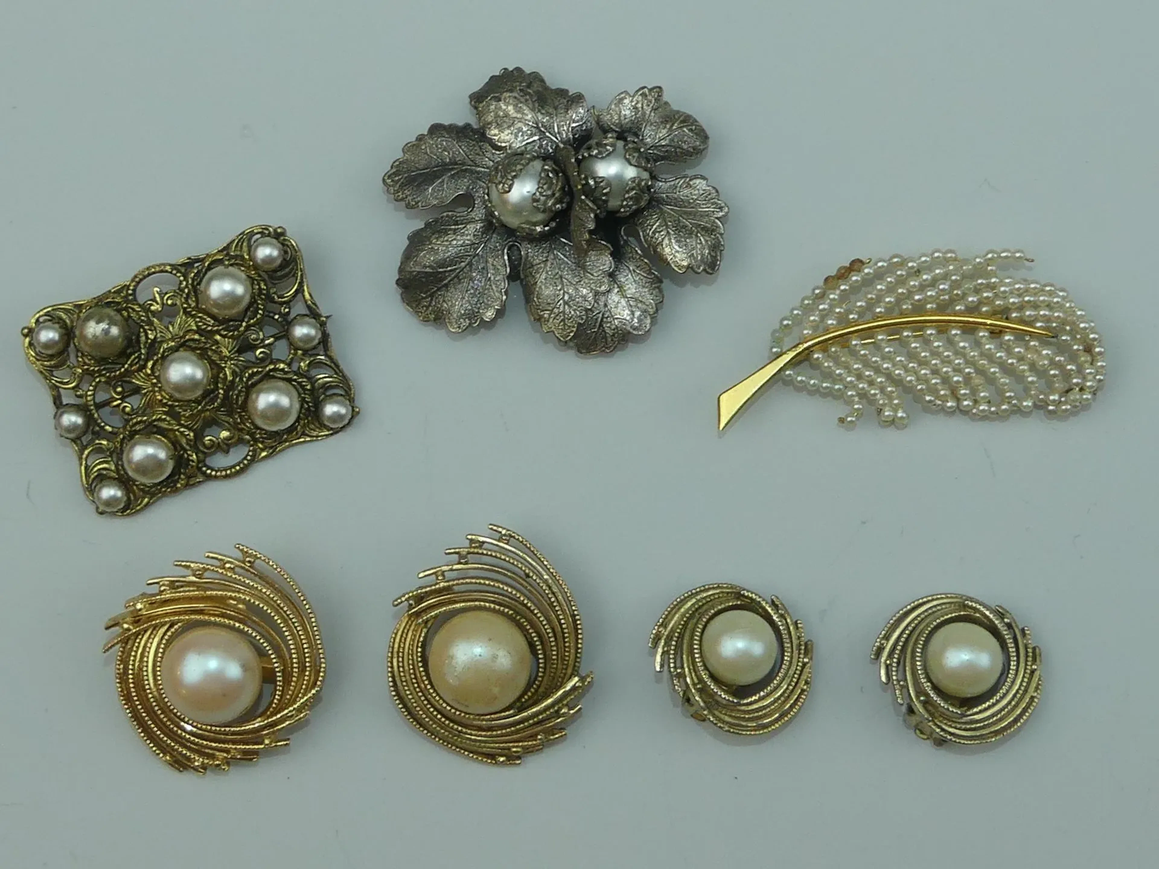 CHANEL (dans le goût de) et DIVERS circa 1950/60. 5 broches - Lot 395