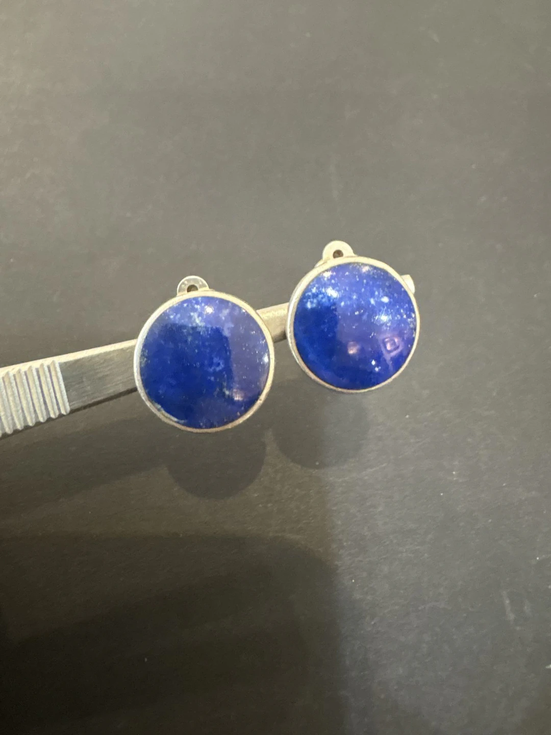 Paire de clips d'oreilles en argent 800°/°° et lapis-lazuli. - Lot 98