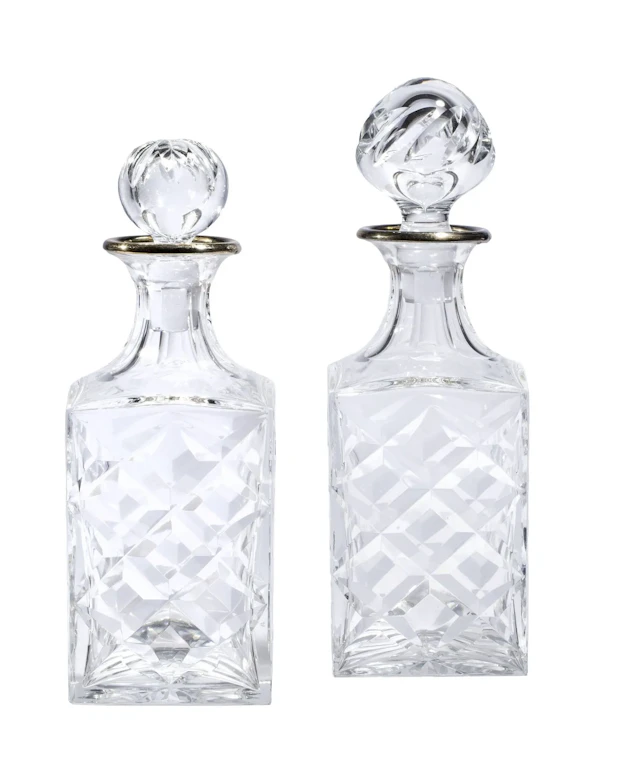 Deux flacons à whisky à panses carrées à décor de pointes de - Lot 236