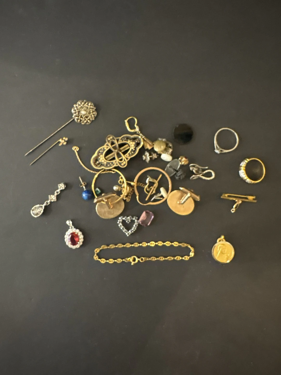 Lot de bijoux pendentif, broche, épingle, on y joint un ense - Lot 197