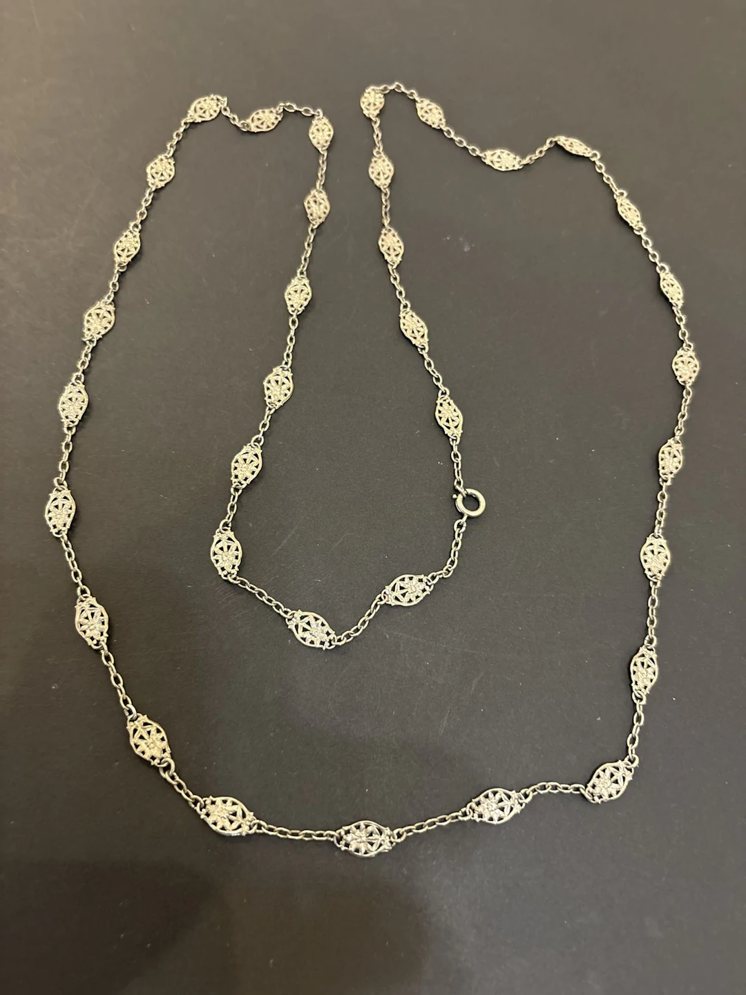 Sautoir maille filigranée en métal argenté. Longueur: 148 cm - Lot 122
