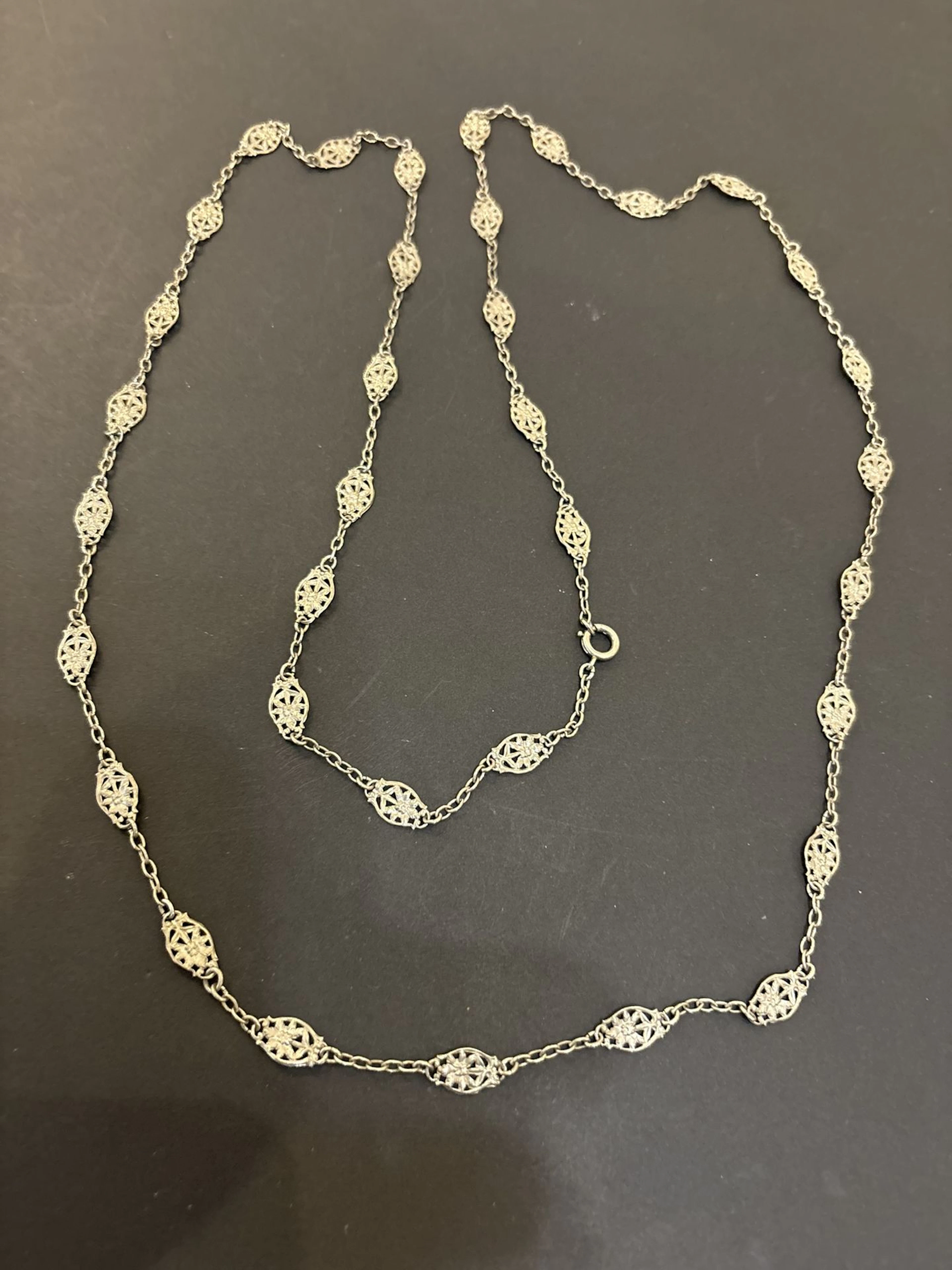 Sautoir maille filigranée en métal argenté. Longueur: 148 cm - Lot 122
