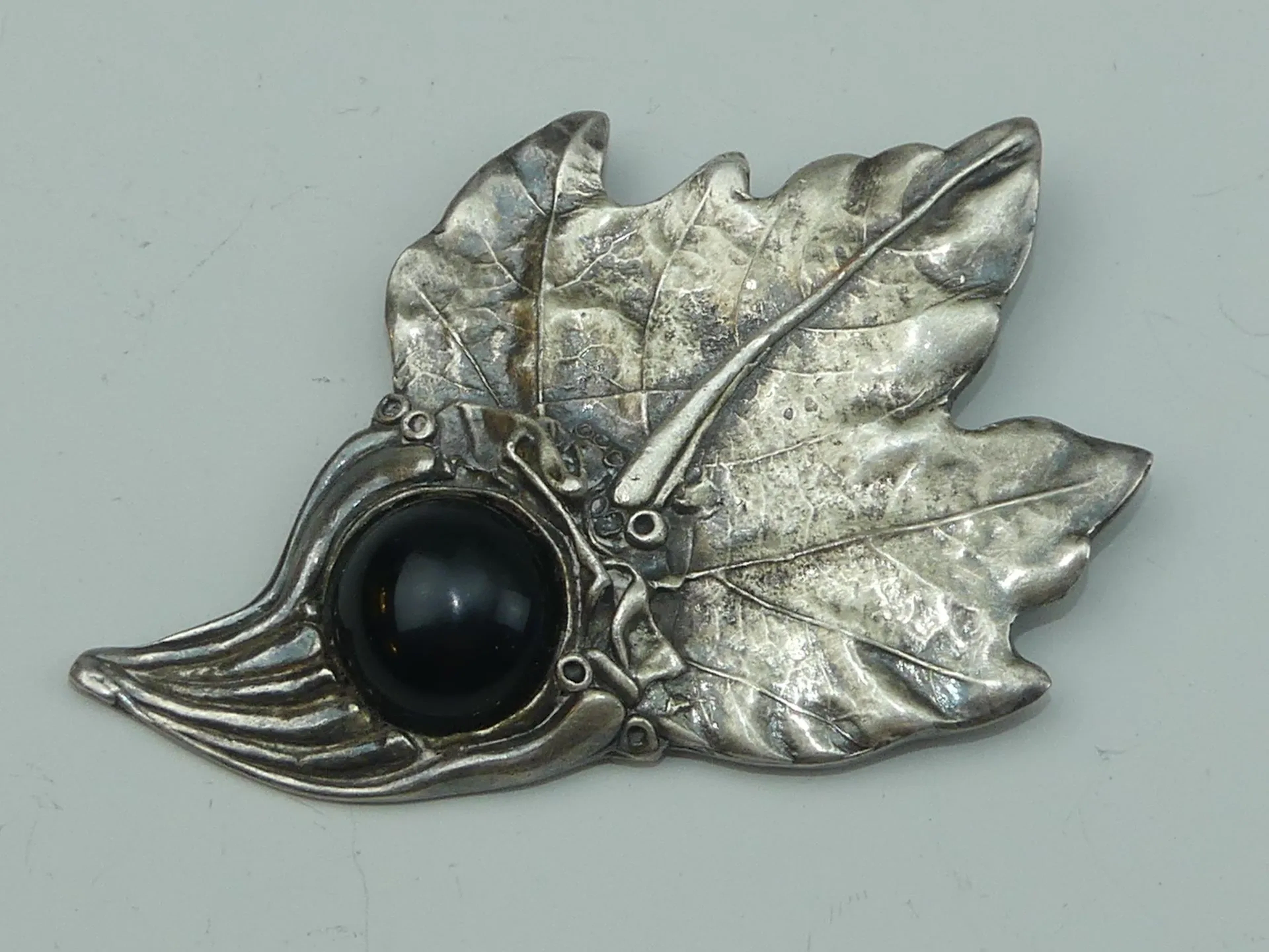 GEORGES RECH. Paris Grande broche en forme de feuille en mét - Lot 436