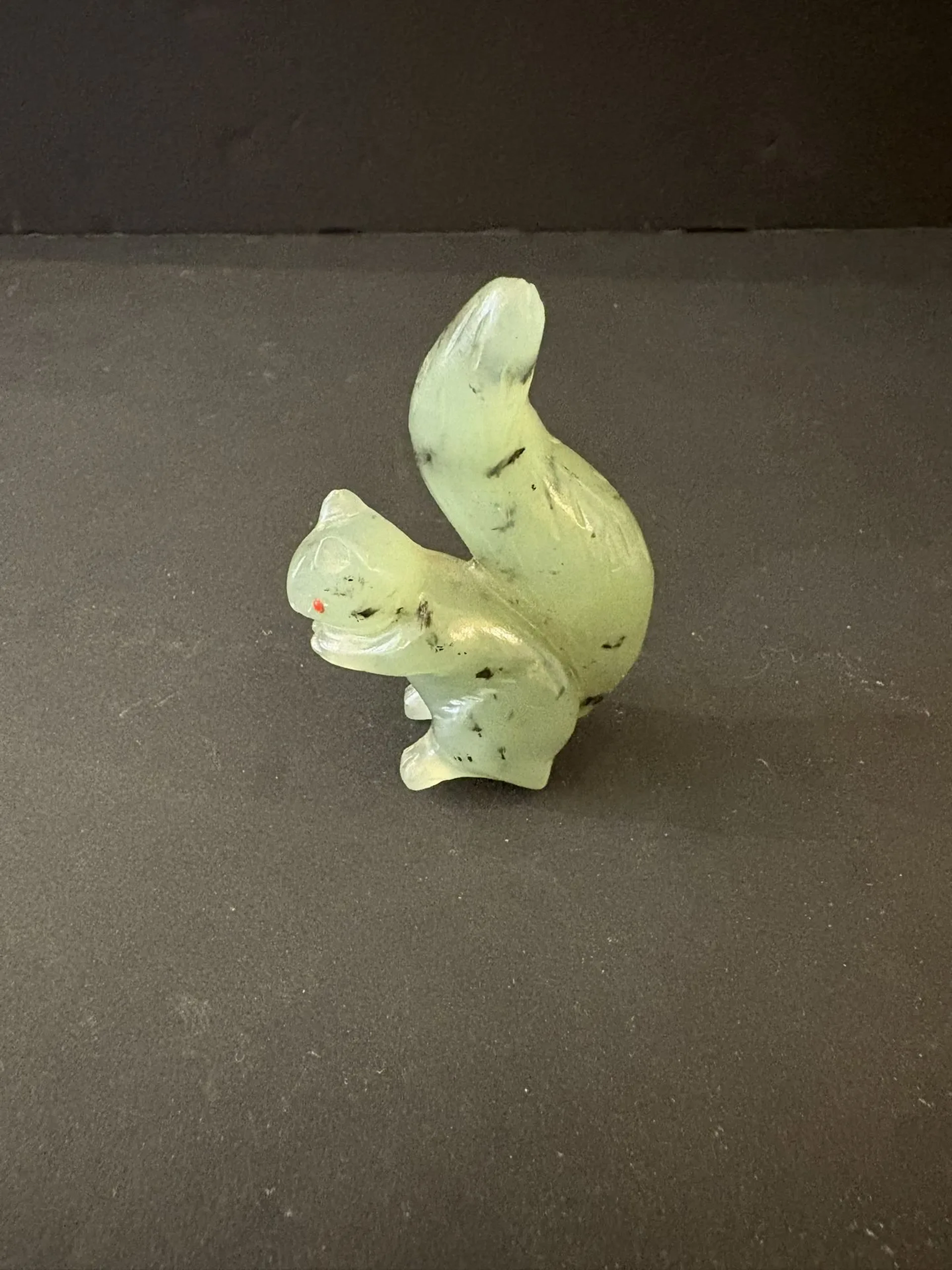 ASIE - XXe siècle. Statuette en jade néphrite représentant u - Lot 280