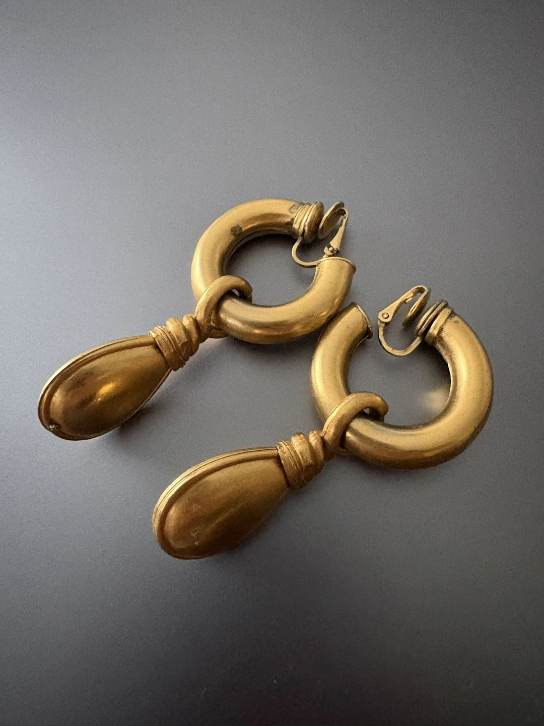 GAS ST TROPEZ. Paire de clips vintage en métal doré. Longueu - Lot 252