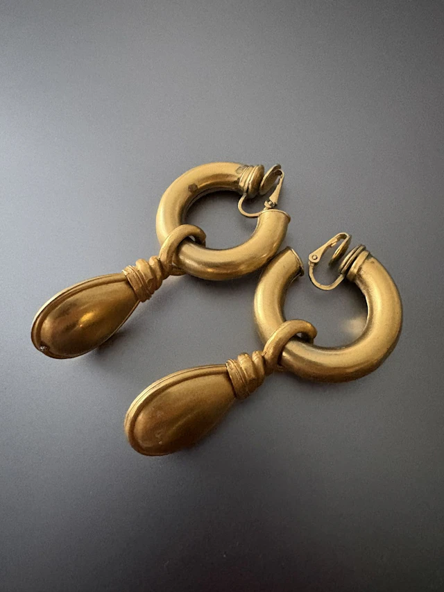 GAS ST TROPEZ. Paire de clips vintage en métal doré. Longueu - Lot 252