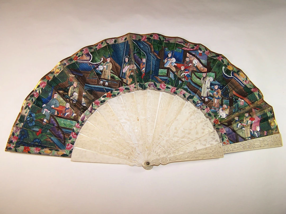 CHINE CANTON Éventail, la feuille double en papier peint sur - Lot 487