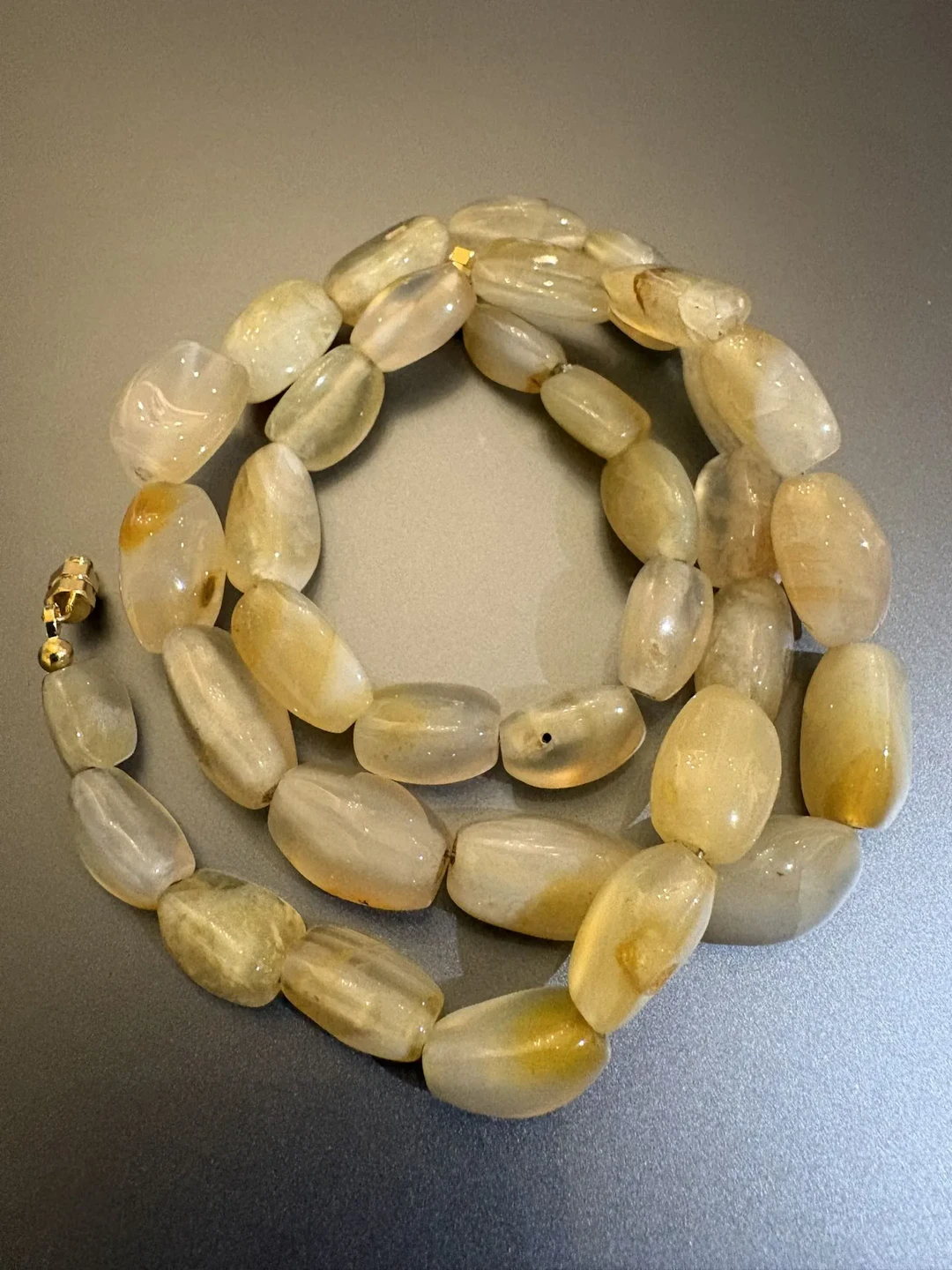 Collier en pierre dure, fermoir métal. Longueur : 60 cm. - Lot 71