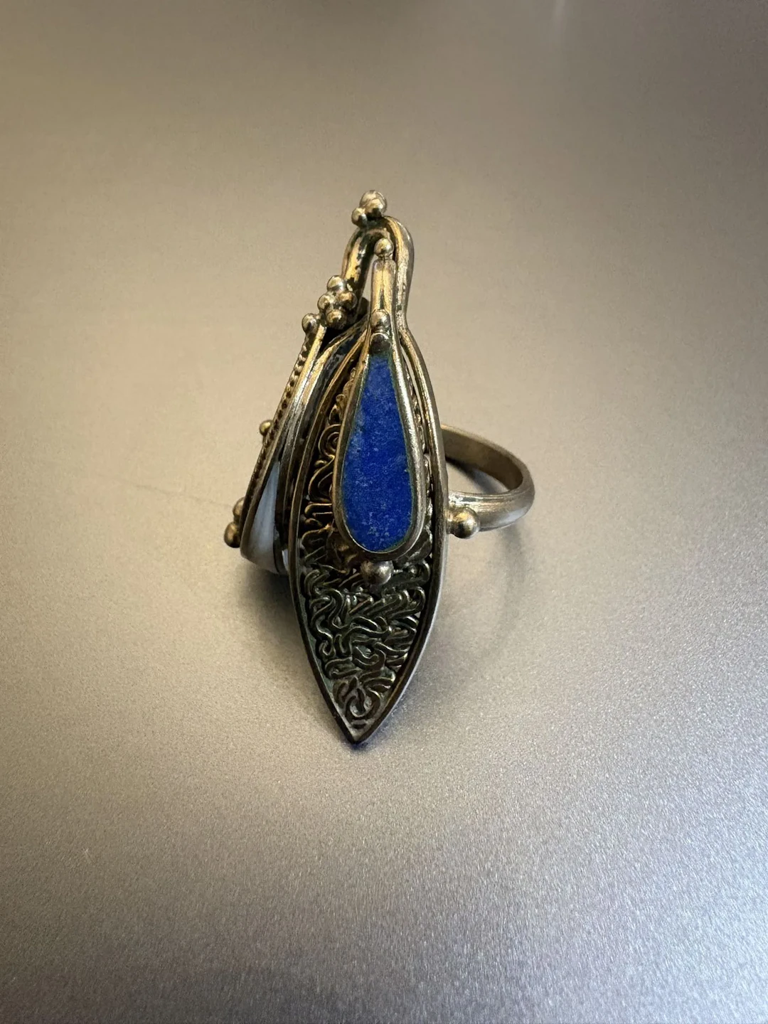 Bague métal argenté, lapis-lazuli et nacre. Le motif mesure - Lot 31