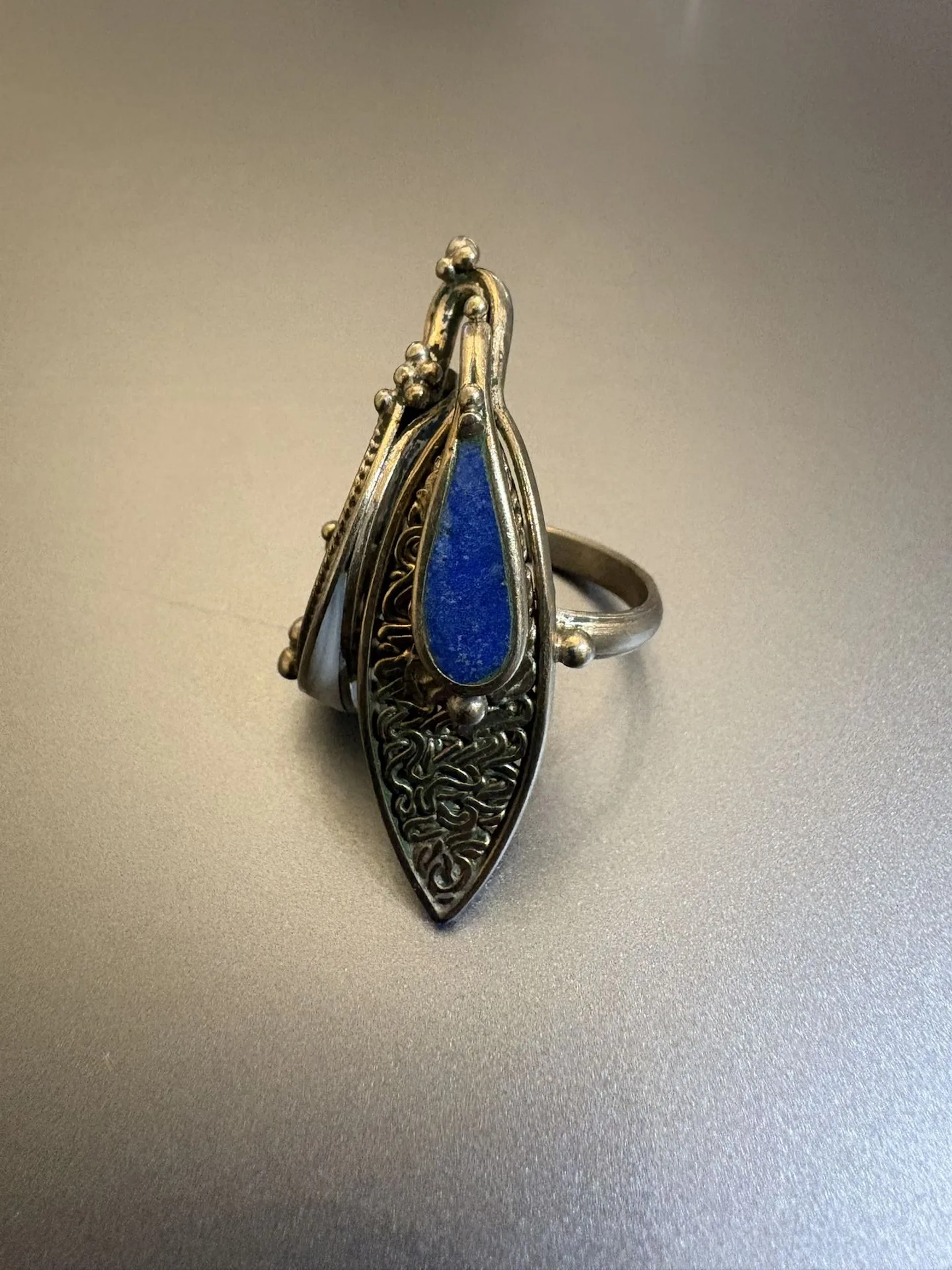 Bague métal argenté, lapis-lazuli et nacre. Le motif mesure - Lot 31