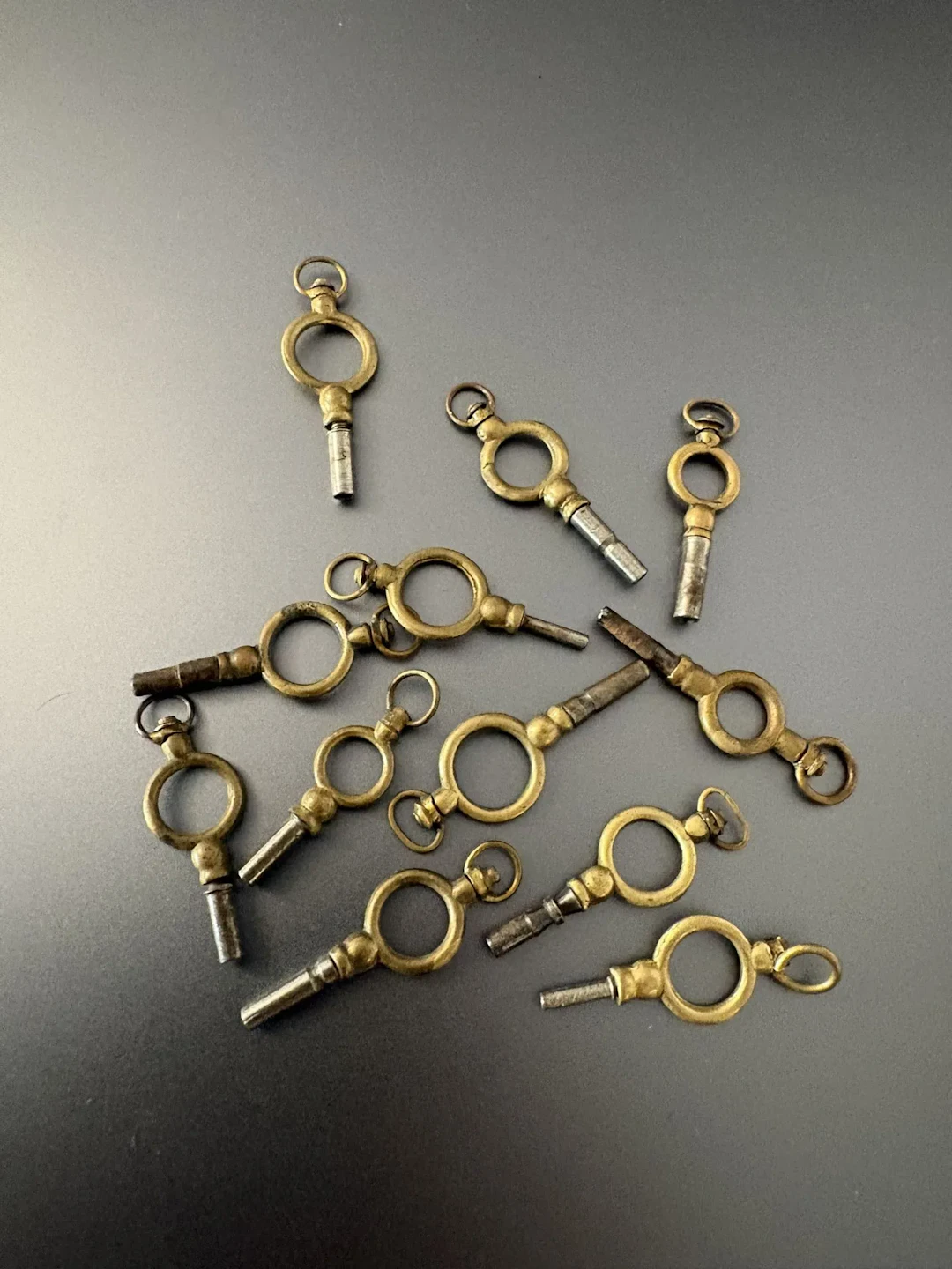 Lot comprenant 12 clefs de montres anciennes en métal doré e - Lot 161