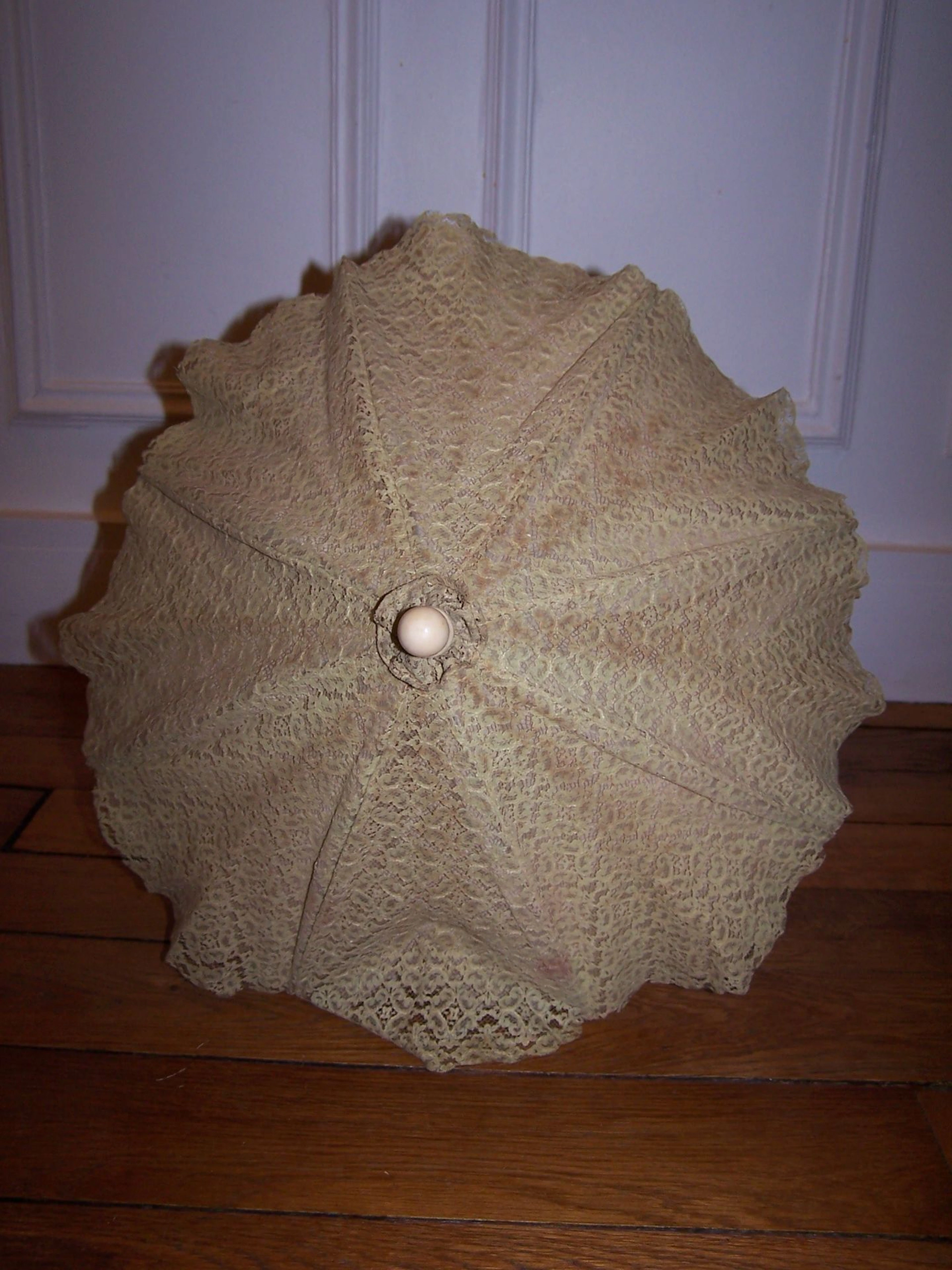 Ombrelle marquise, manche pliable en os sculpté de raisins e - Lot 497