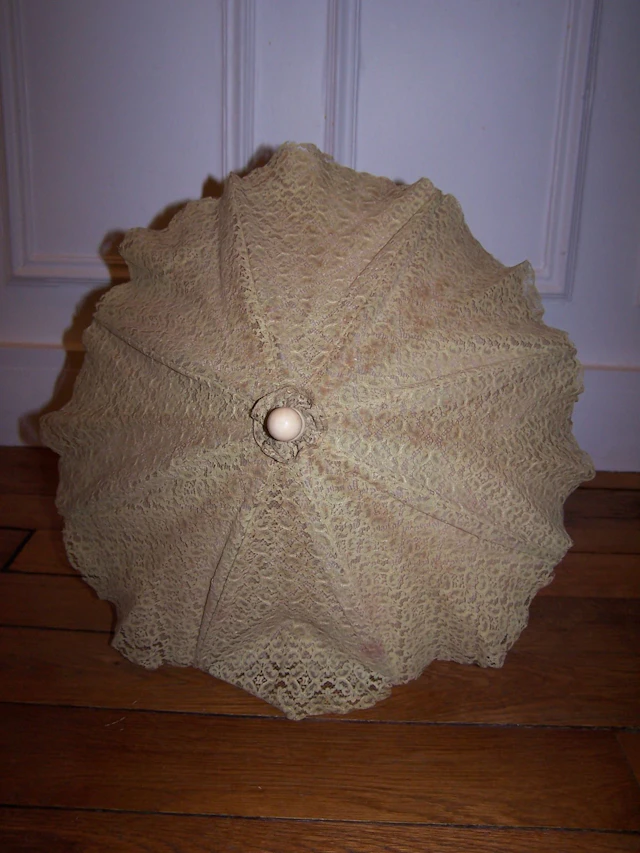 Ombrelle marquise, manche pliable en os sculpté de raisins e - Lot 497