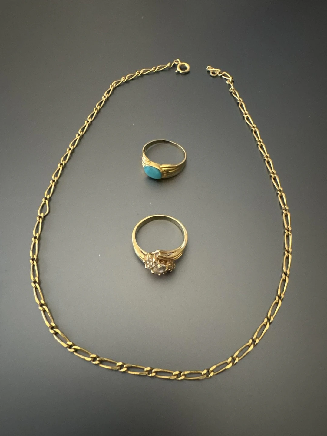 Chaîne et deux bagues en plaqué or et divers. Tailles : 55-5 - Lot 264