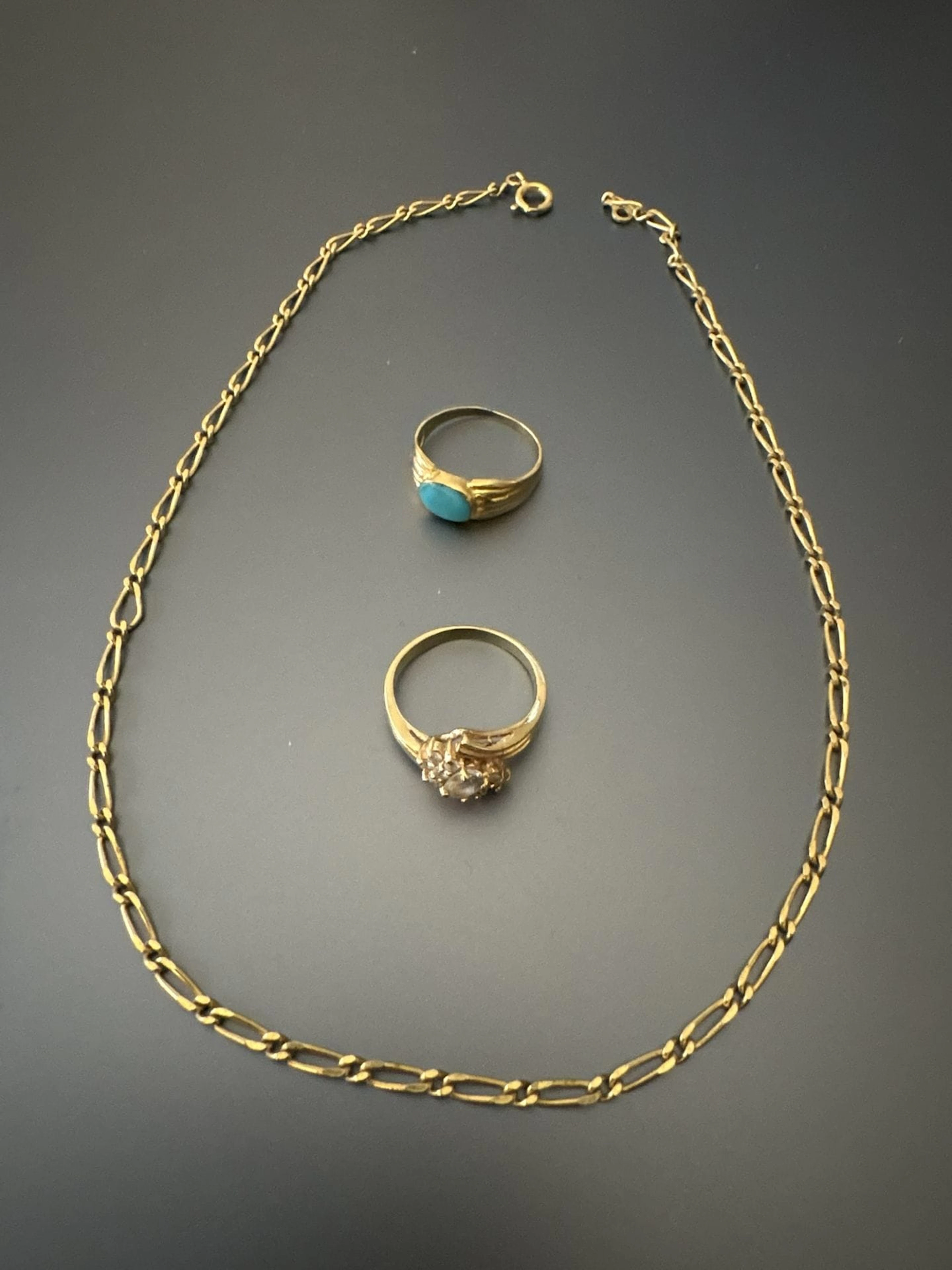 Chaîne et deux bagues en plaqué or et divers. Tailles : 55-5 - Lot 264