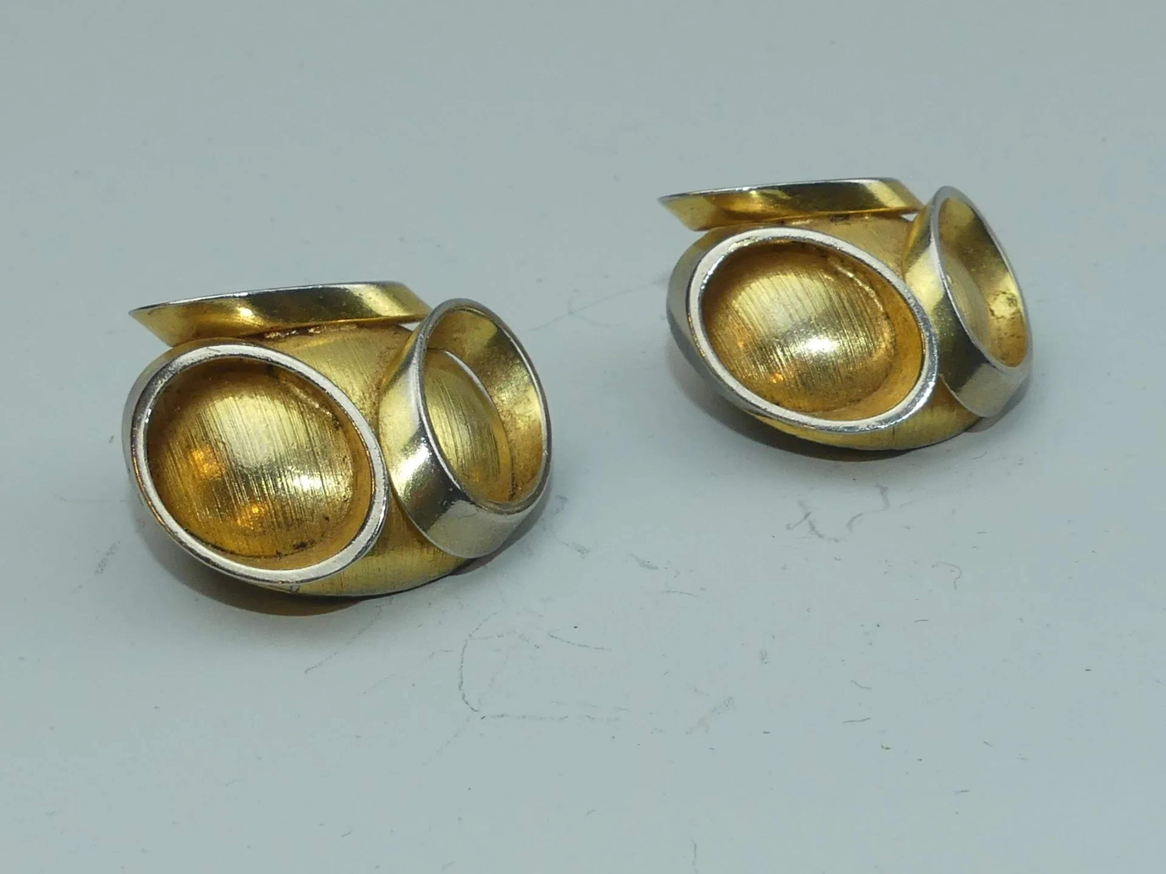Pierre CARDIN (attribué à). Paire de boucles d'oreilles futu - Lot 368