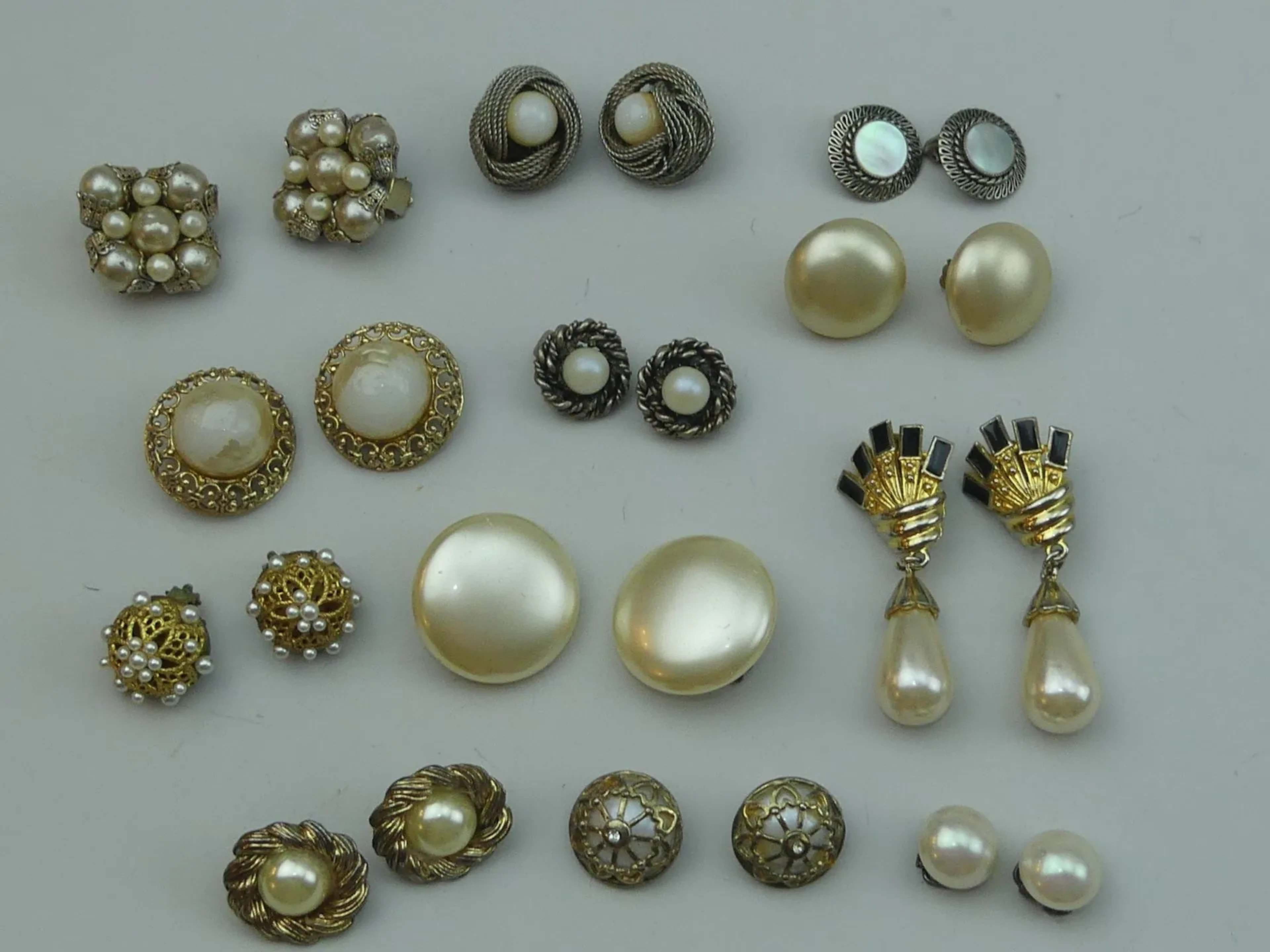 CHANEL (dans le goût de) et divers. 12 paires de boucles d' - Lot 396
