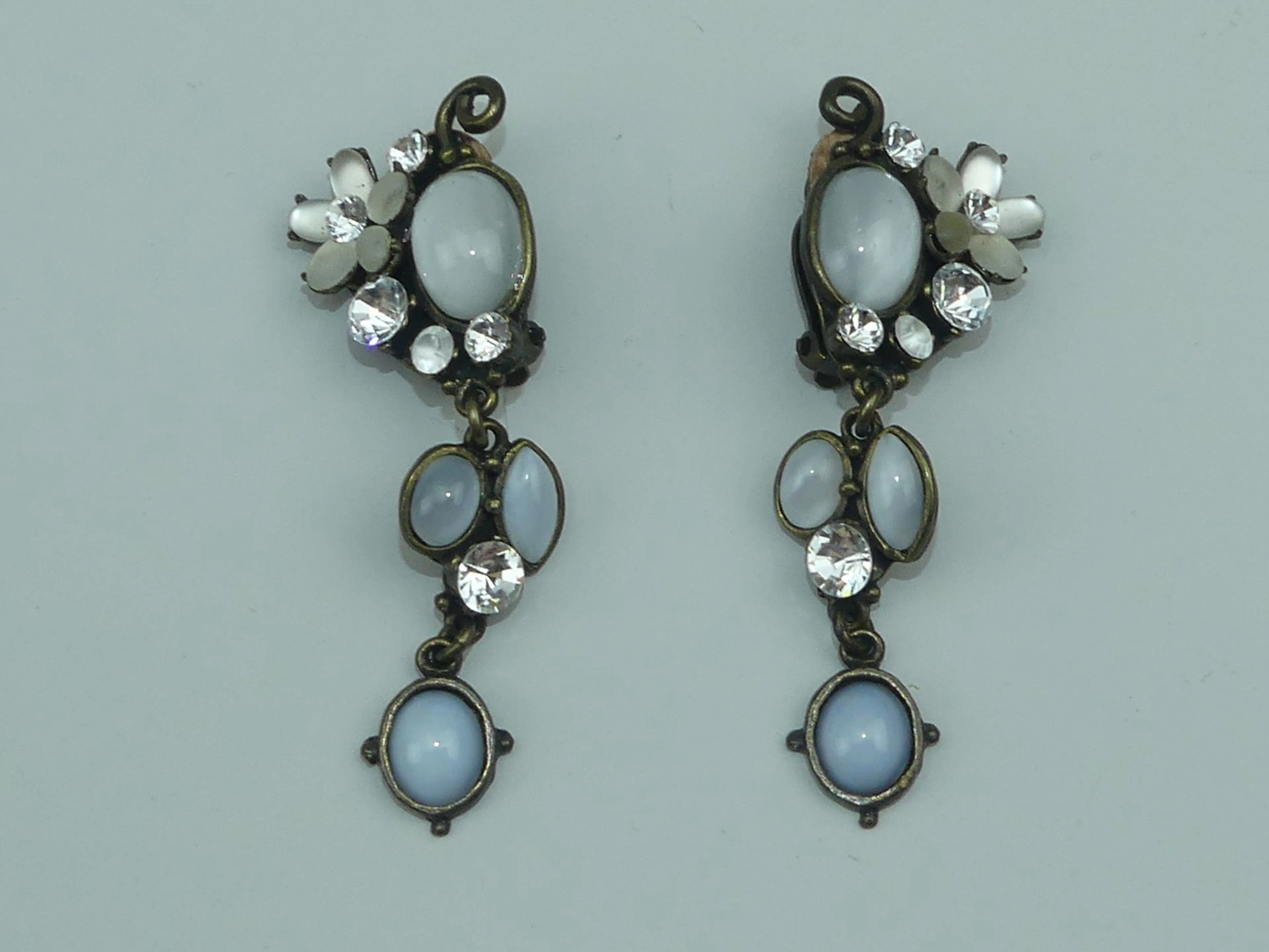 Franck HERVAL. Paire de boucles d'oreilles ornées de cabocho - Lot 454