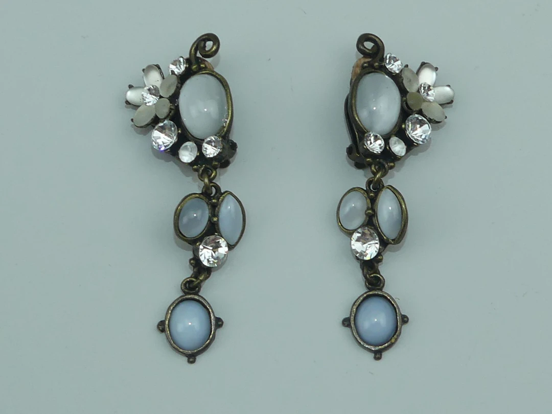 Franck HERVAL. Paire de boucles d'oreilles ornées de cabocho - Lot 454