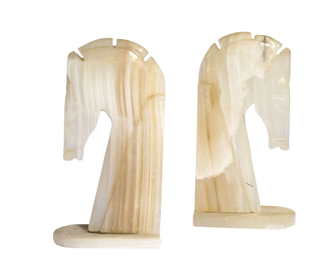 Paire de serre-livres en onyx ou albâtre sculpté représentan - Lot 401