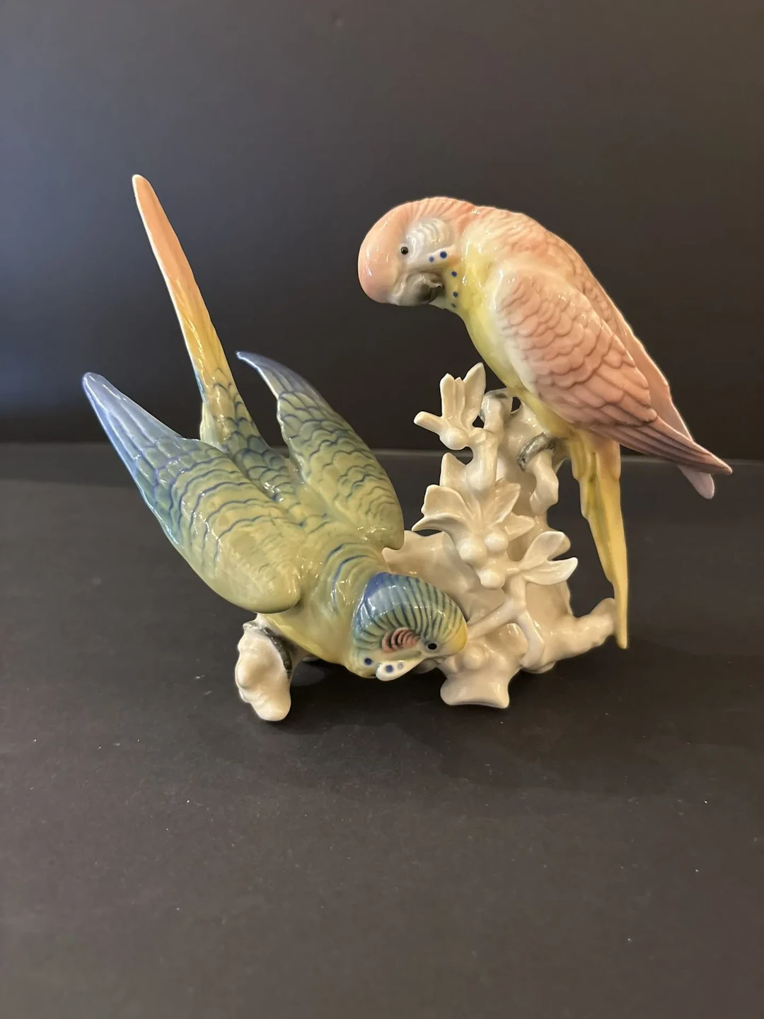 KARL ENS (Allemagne). Couple de perruches en porcelaine poly - Lot 316