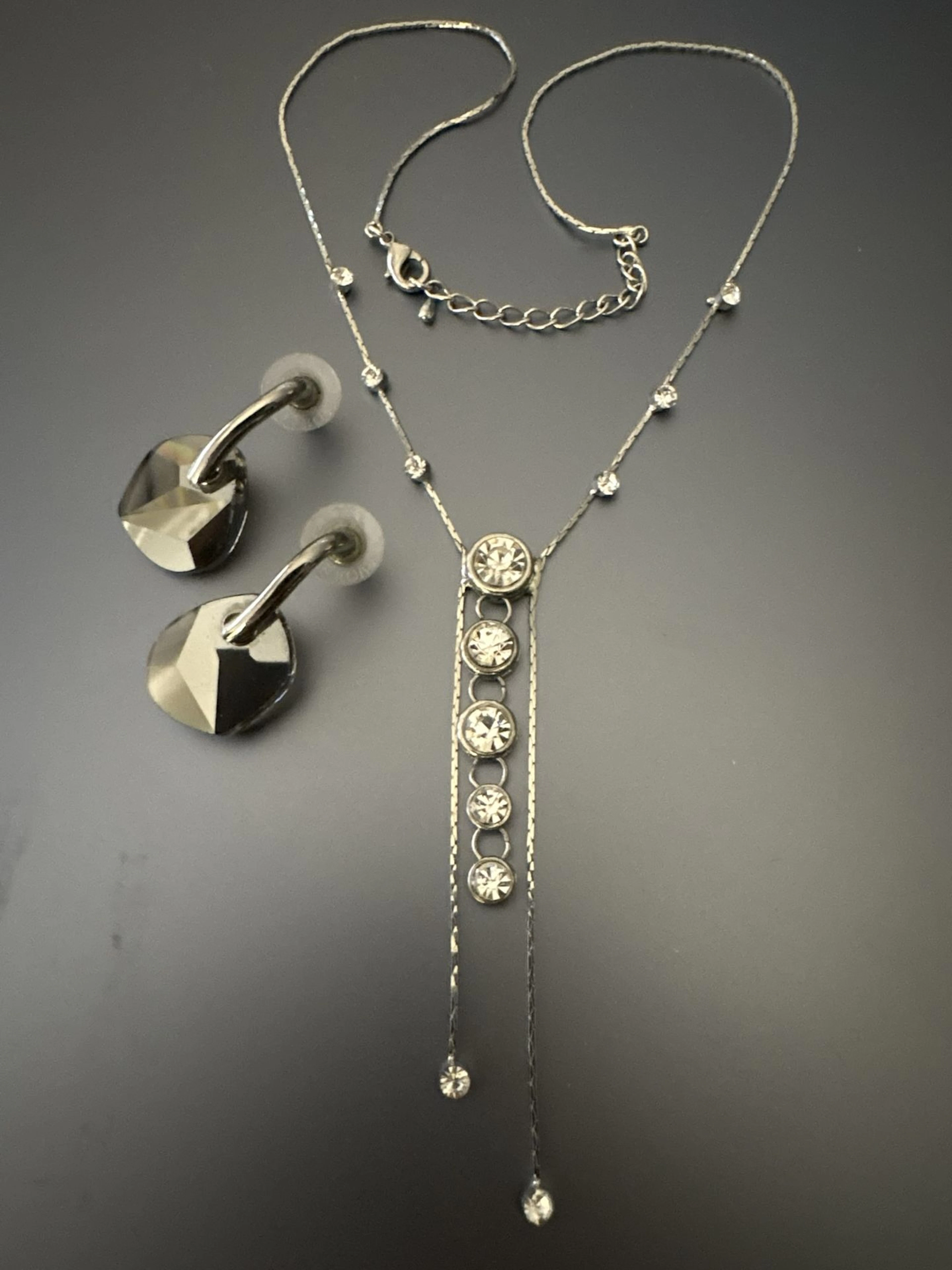 SWAROVSKI. Collier et paire de pendants d'oreilles en métal - Lot 265