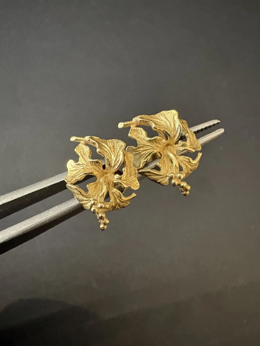 Paire de boucles d’oreilles en or 750°/°° représentant des f - Lot 21