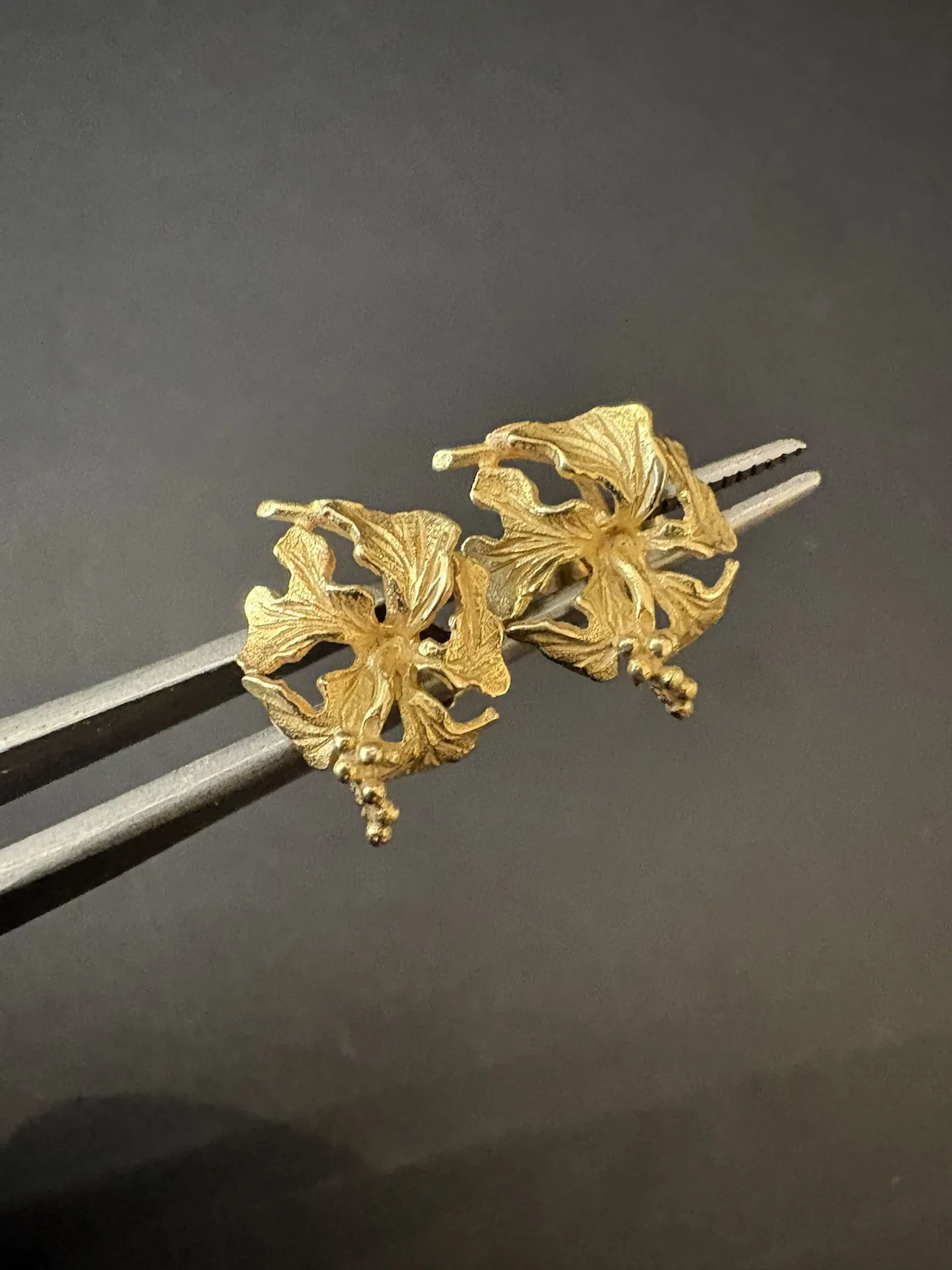 Paire de boucles d’oreilles en or 750°/°° représentant des f - Lot 21
