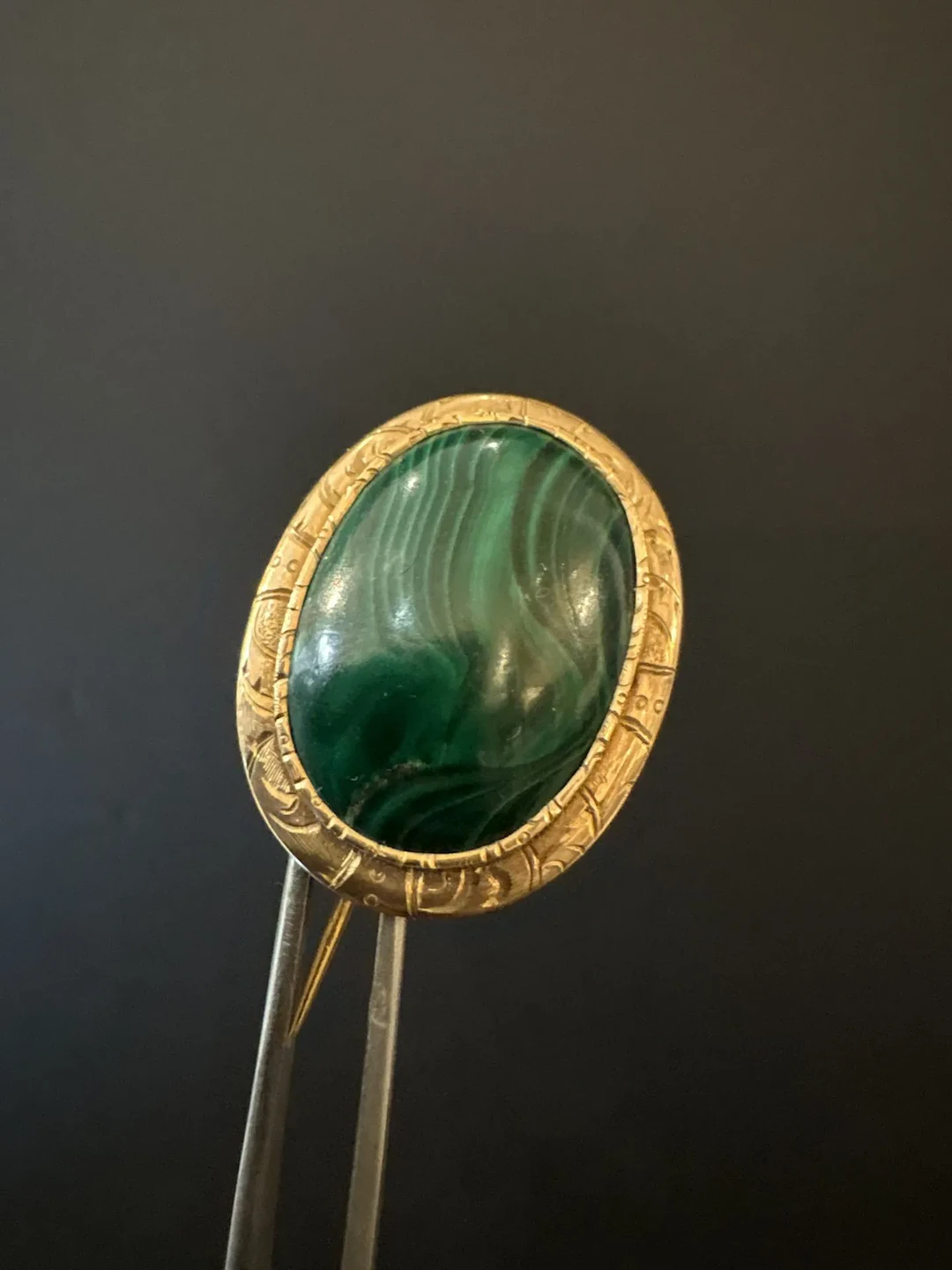 Ancienne broche en or rose 750°/°° et un cabochon de malachi - Lot 231