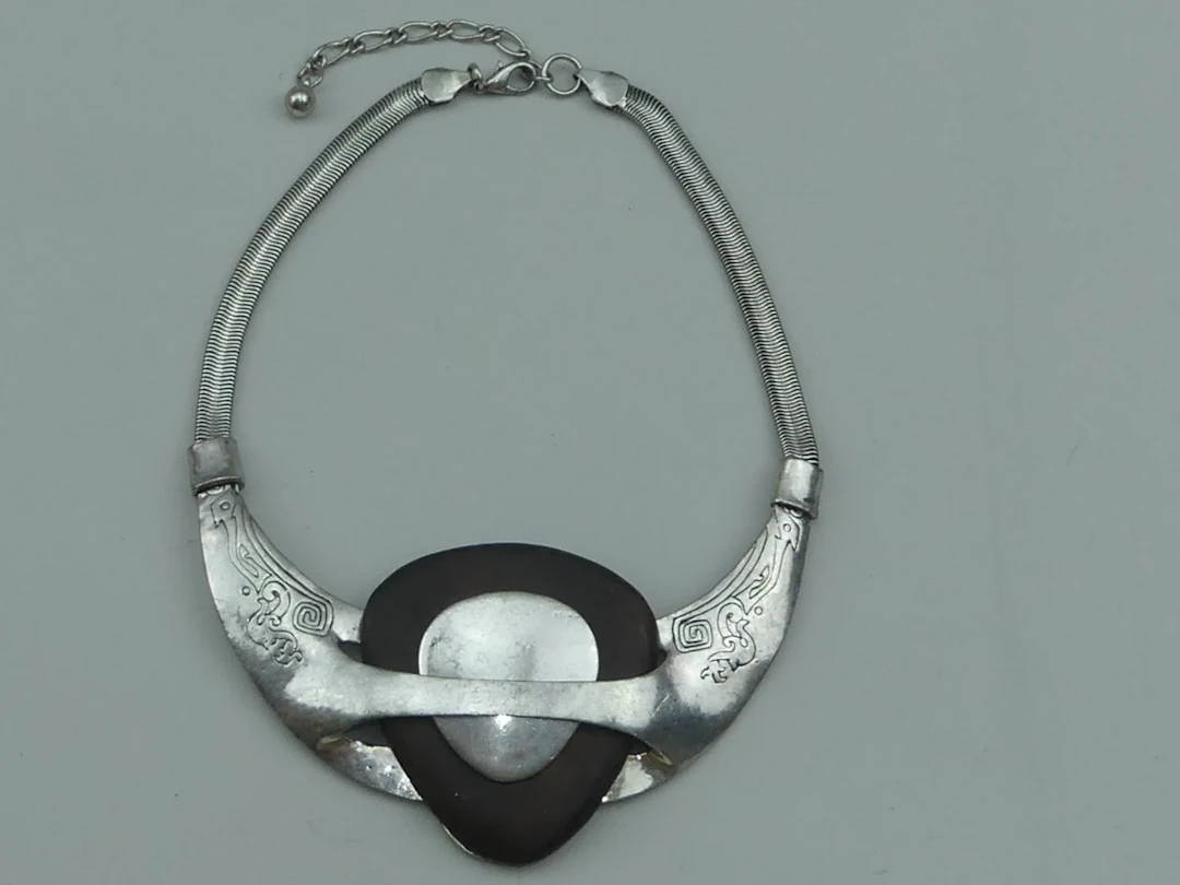 MODERNISME. Collier de style moderniste en métal gravé à cha - Lot 409