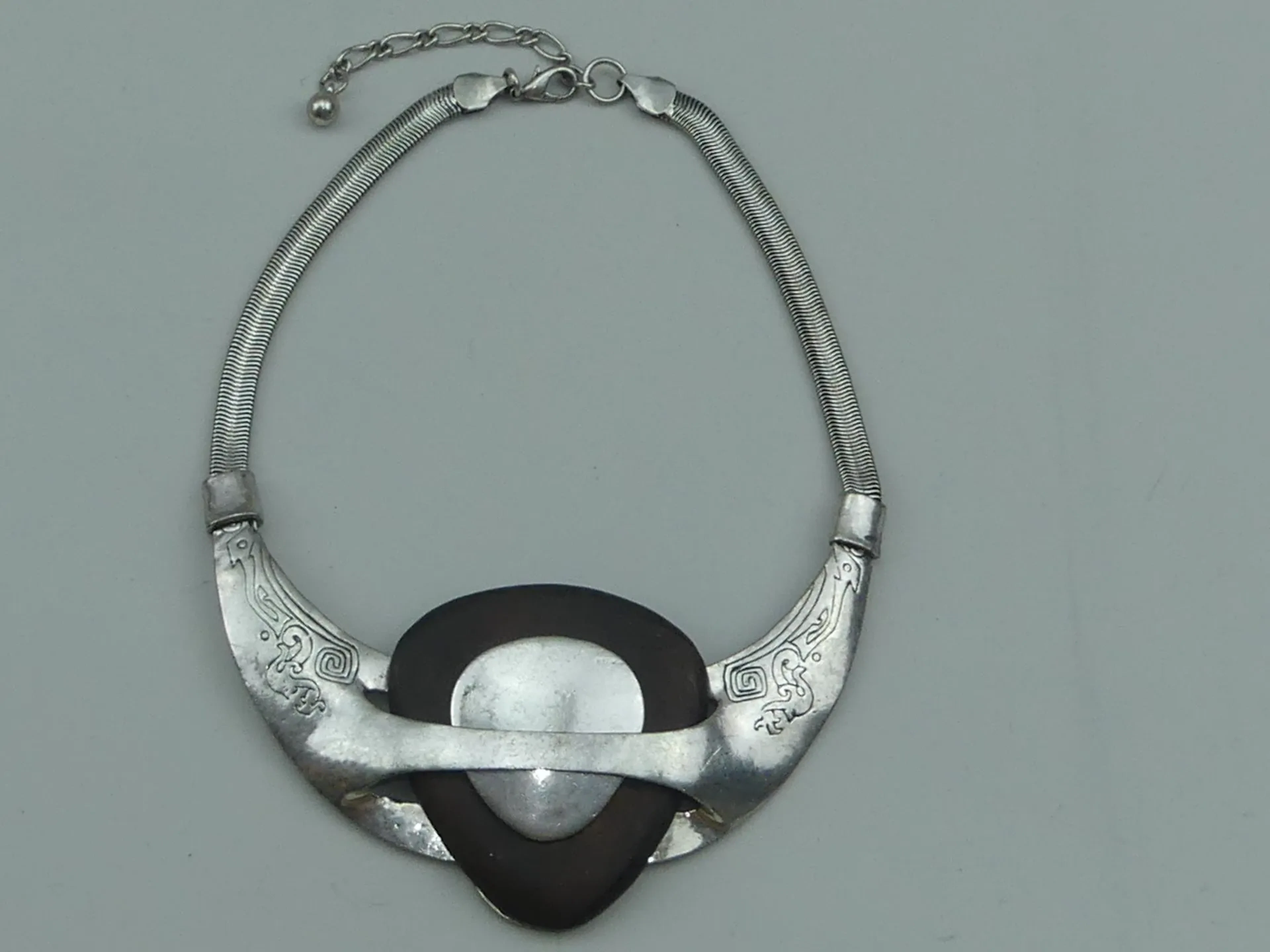 MODERNISME. Collier de style moderniste en métal gravé à cha - Lot 409