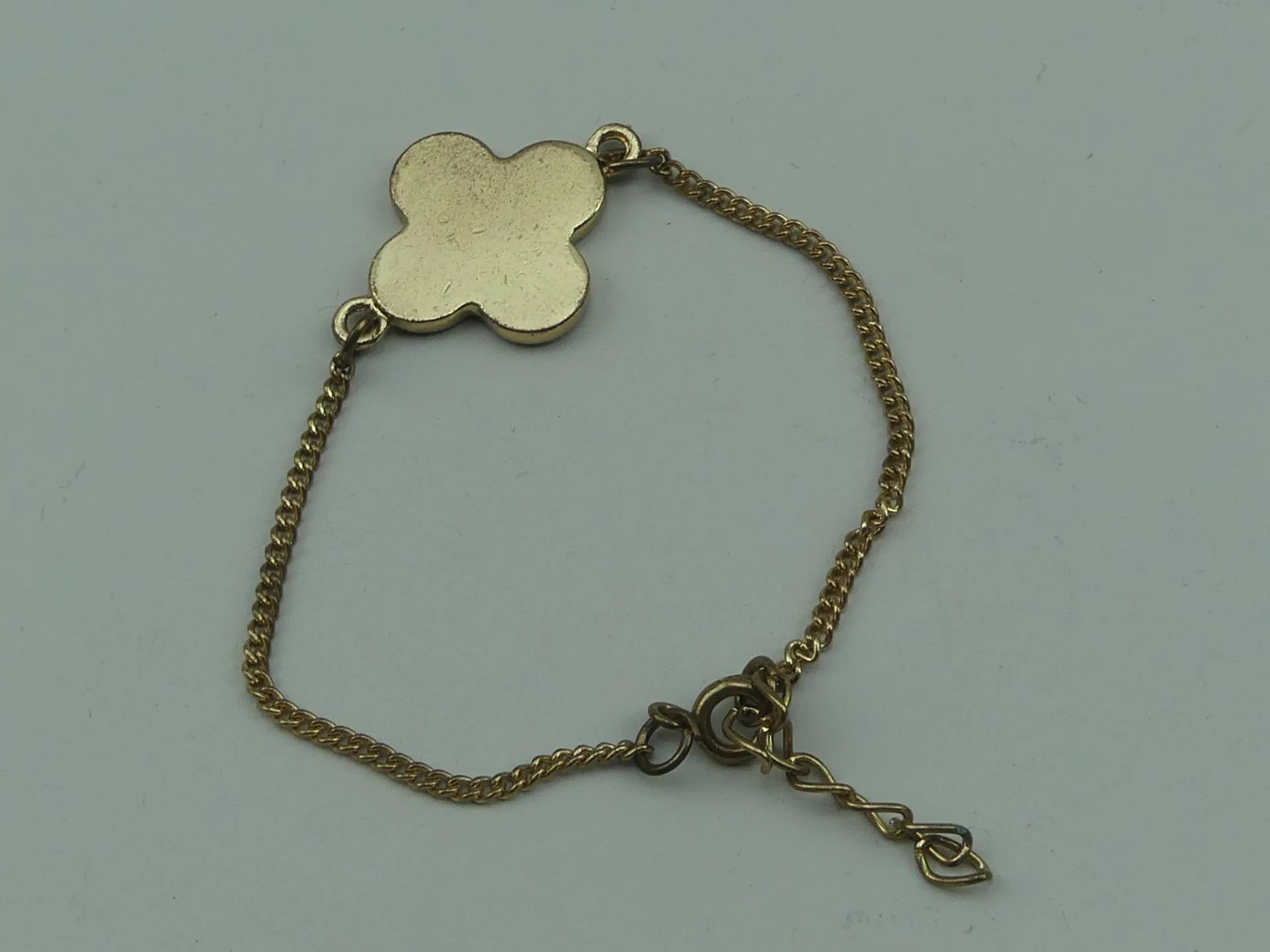 VAN CLEEF & ARPELS (dans le goût de). Bracelet modèle Alhamb - Lot 354