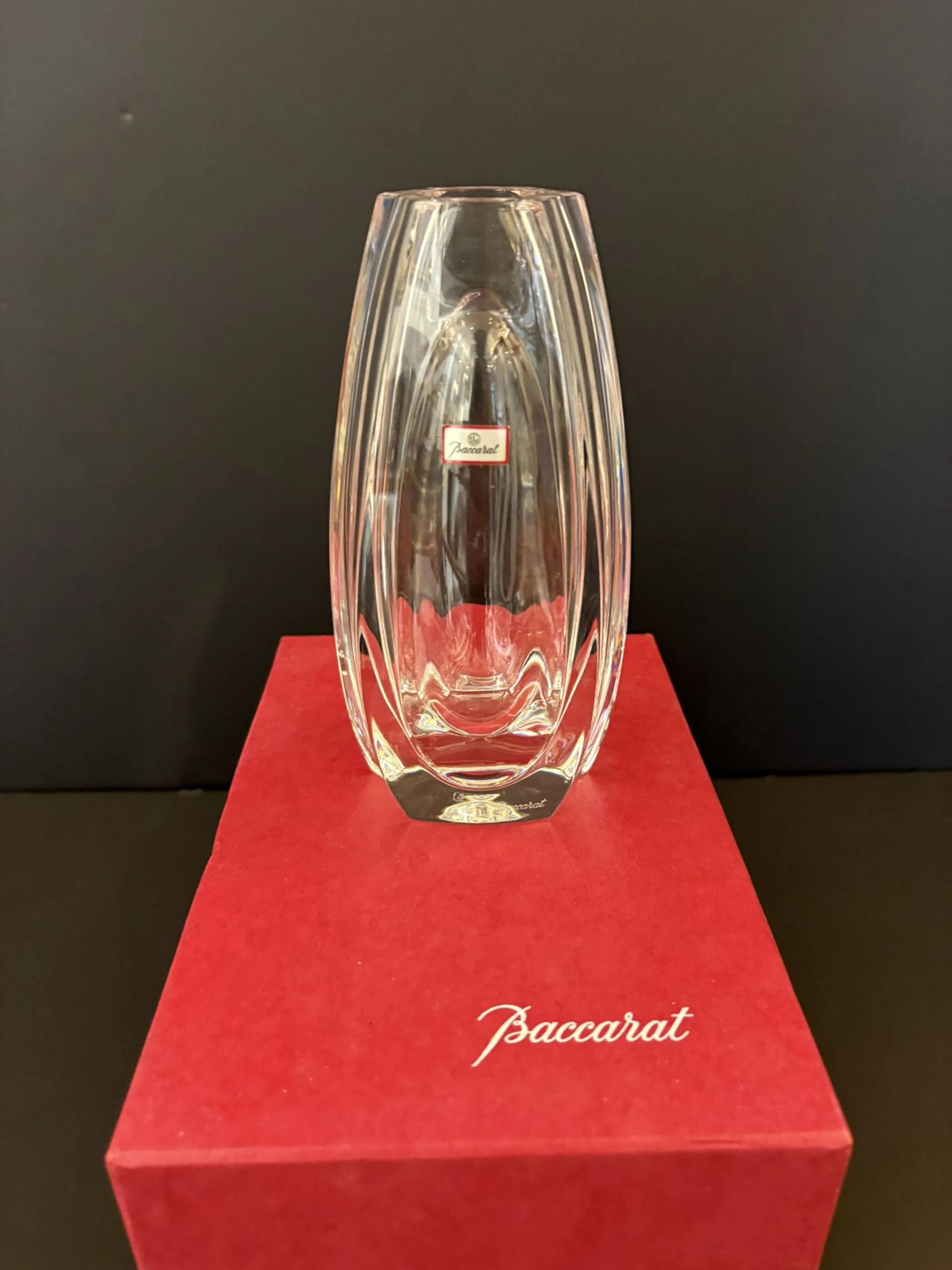 BACCARAT : Vase triangulaire "Bouton d'or" en cristal . Haut - Lot 270