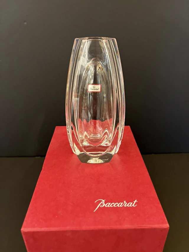 BACCARAT : Vase triangulaire "Bouton d'or" en cristal . Haut - Lot 270