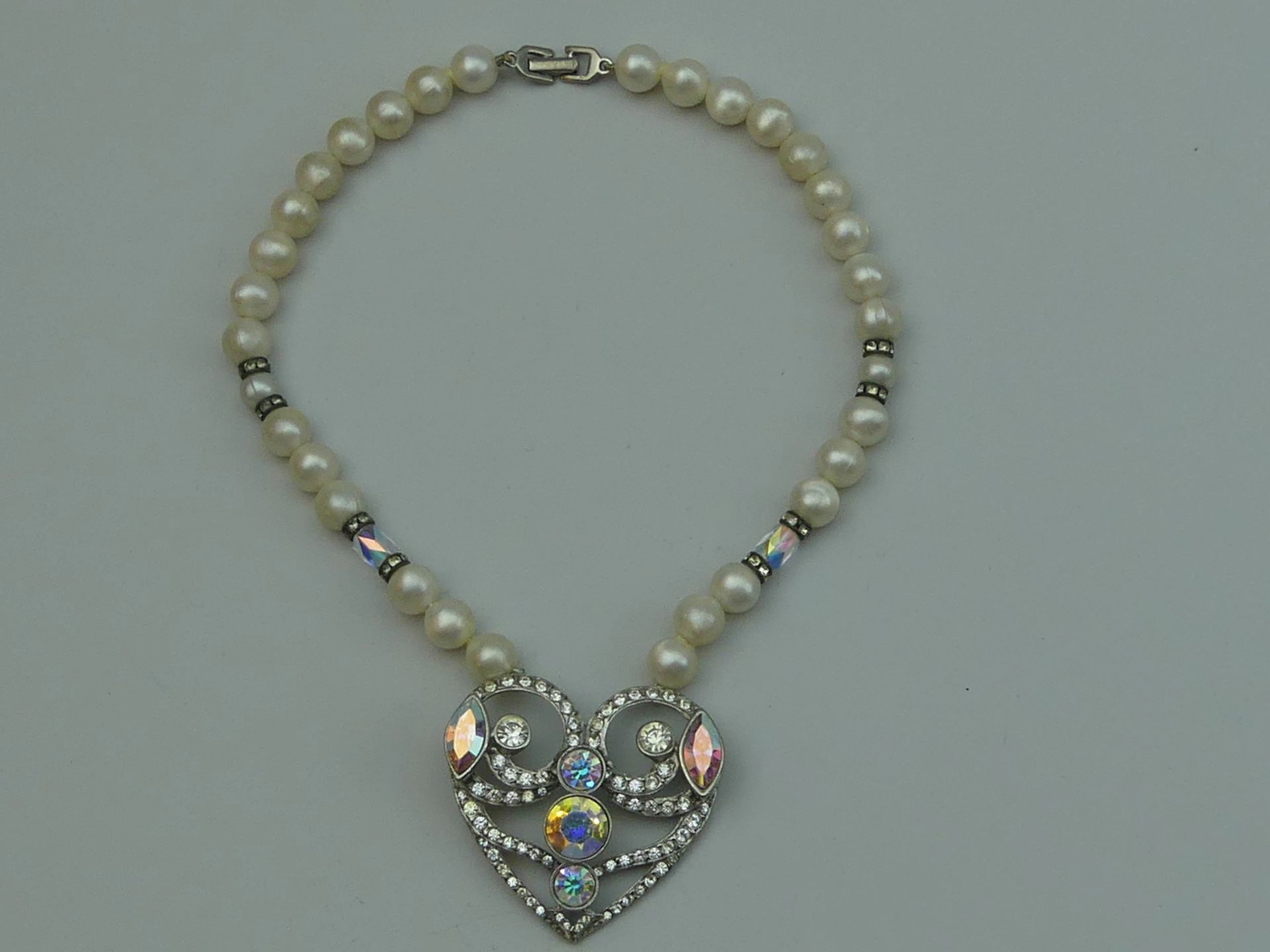 SHERRER Paris. Collier de perles fantaisie orné d'un gros co - Lot 381