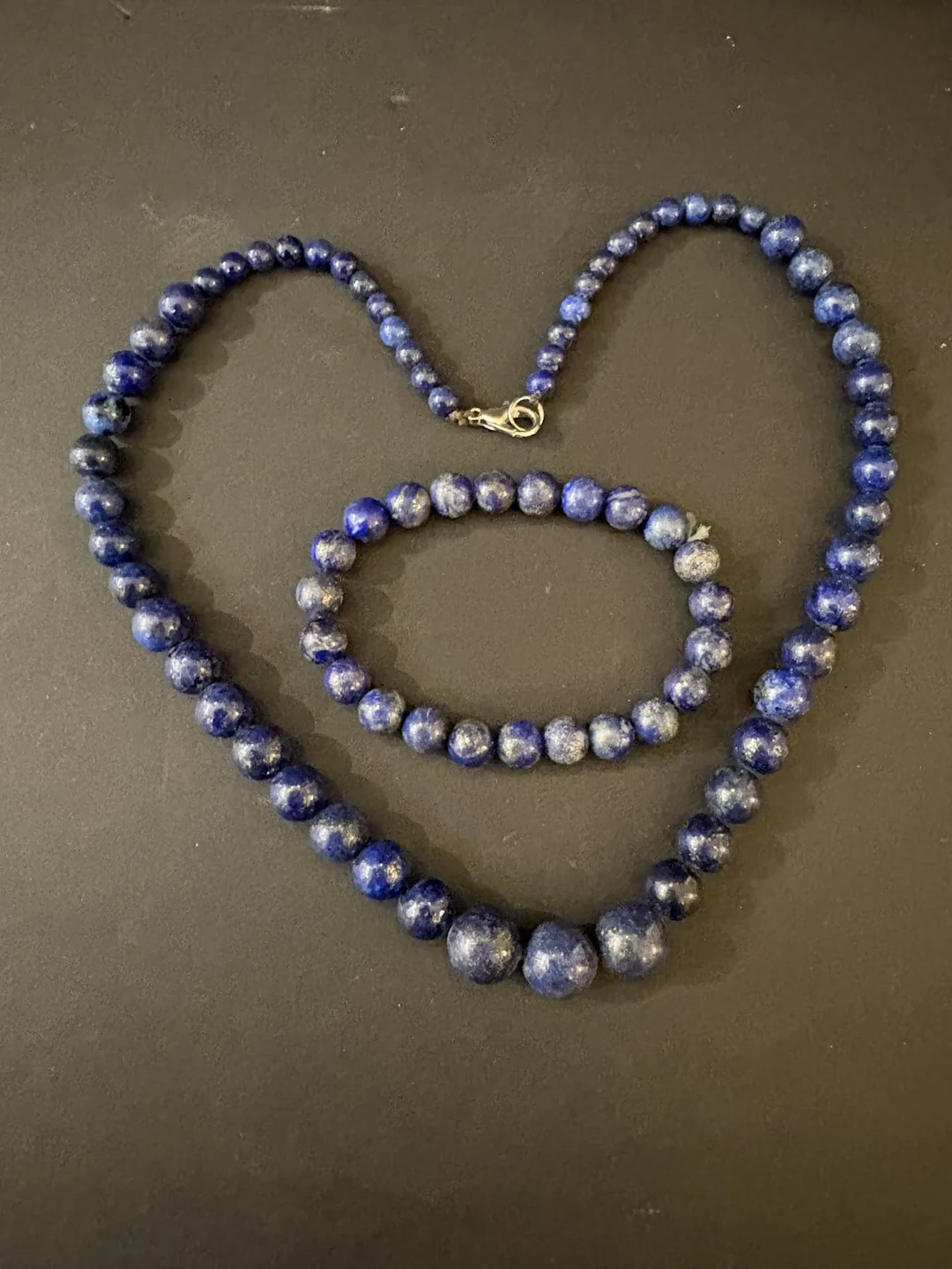 Collier et bracelet en perles de lapis-lazuli, fermoir métal - Lot 227